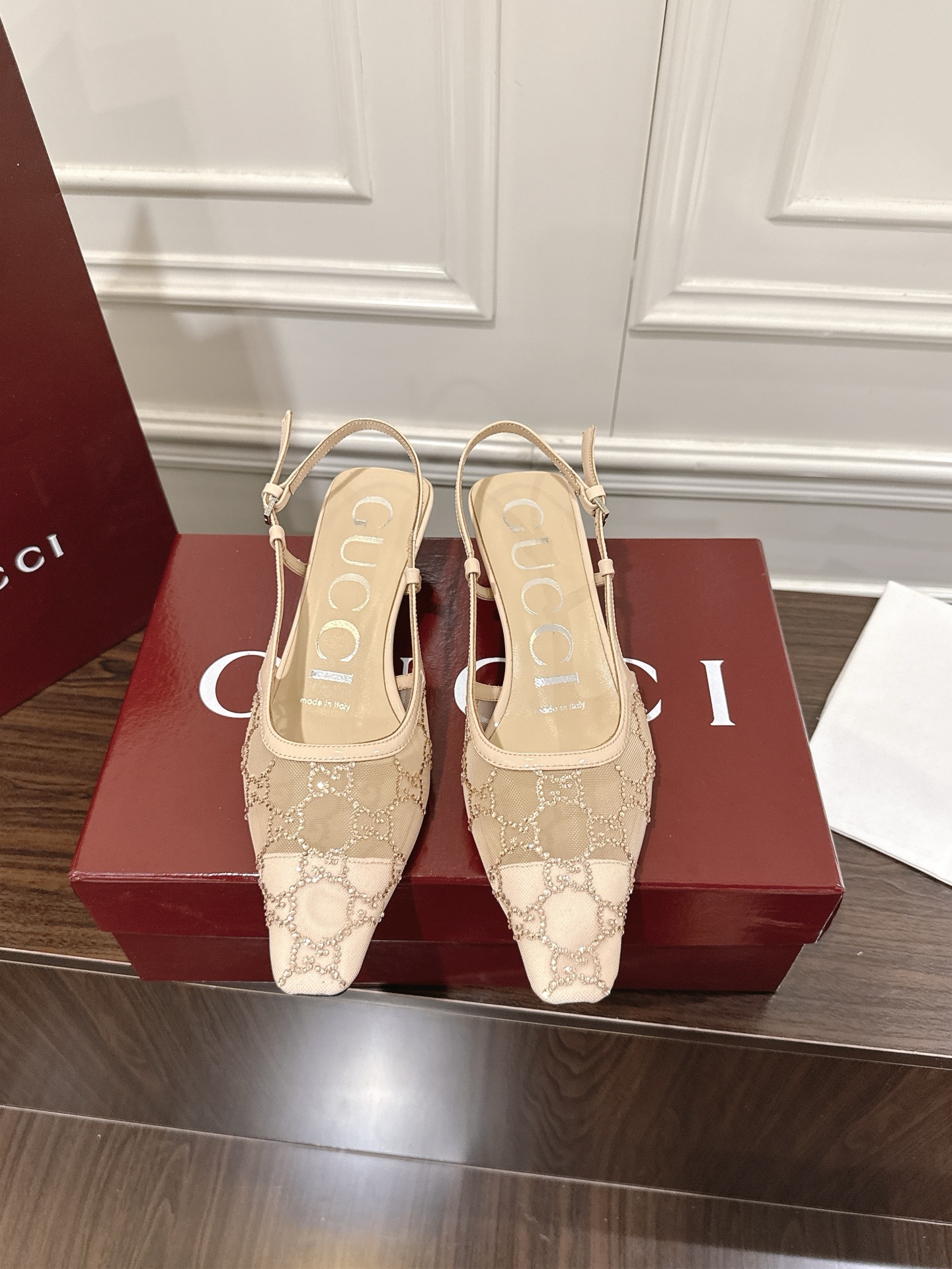 NO:442318,Mesh Rhinestone Sandals Gucci's 'Aria-Fashion Aria' series draws inspiration from the brand collection design of the 1990s and early 20s, combining Tom Ford's style of Gucci period to create a series of amazing works. Feminine details such as lace, crystal and tulle show the new concept of femininity. This rear lace-up shoe is renovated by a black mesh cloth decorated with shiny GG pattern. Product details · Decorated with GG crystal black mesh cloth · Women · Details of the same tone suede material · Sheep leather lining · Sheep leather sole · Back buckle fixation · Heel 3.5 cm high · Size 35~42 (35.41.42 custom-made without return) · Rubber sole 280 leather sole, high heel sandals, gucci, gucci, tom  ford, sandals, high heels, sheepskin19860909网纱水钻凉鞋 古驰《Aria-时尚咏叹调》系列撷取90年代和年代初品牌典藏设计的灵感元素,糅合Tom Ford执掌Gucci时期的造型风格,打造一系列令人惊艳的作品.蕾丝、水晶和薄纱等富有女性魅力的细节展现女性气质的新理念.这款后系带鞋由饰有闪亮 GG图案的黑色网眼布焕新演绎. 商品细节 ·饰GG水晶黑色网眼布 ·女士 ·同色调绒面材质细节 ·羊皮革衬里 ·羊皮革鞋底 ·背面搭扣固定 ·鞋跟3.5厘米高 ·码数35~42（35.41.42定做不退换） ·橡胶底 280皮底,高跟鞋凉鞋,gucci,gucci,tom ford,sandals,high heels,sheepskin,Women's Shoes