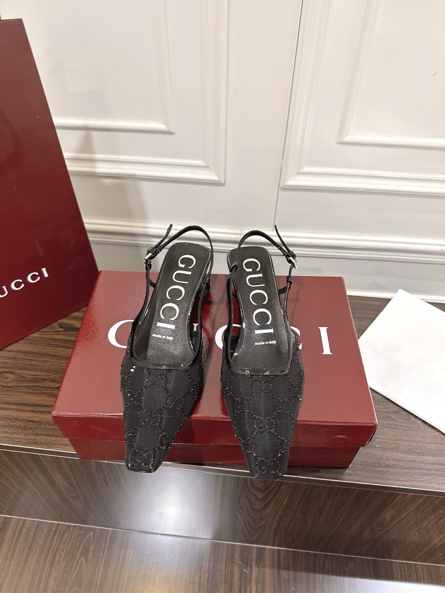 NO:442325,Mesh Rhinestone Sandals Gucci's 'Aria-Fashion Aria' series draws inspiration from the brand collection design of the 1990s and early 200s, and combines Tom Ford's style in Gucci period to create a series of amazing works. Feminine details such as lace, crystal and tulle show the new concept of femininity. This rear lace-up shoe is rejuvenated by a black mesh cloth decorated with shiny GG pattern. Product details · Decorated with GG crystal black mesh cloth · Women · Details of the same tone suede material · Sheep leather lining · Sheep leather sole · Back buckle fixation · Heel 3.5 cm high · Size 35~42 (35.41.41 custom made without return) · Rubber sole 280 leather sole, high heel sandals, gucci, gucci, tom  ford, sandals, high heels, sheepskin19860909网纱水钻凉鞋 古驰《Aria-时尚咏叹调》系列撷取90年代和年代初品牌典藏设计的灵感元素,糅合Tom Ford执掌Gucci时期的造型风格,打造一系列令人惊艳的作品.蕾丝、水晶和薄纱等富有女性魅力的细节展现女性气质的新理念.这款后系带鞋由饰有闪亮 GG图案的黑色网眼布焕新演绎. 商品细节 ·饰GG水晶黑色网眼布 ·女士 ·同色调绒面材质细节 ·羊皮革衬里 ·羊皮革鞋底 ·背面搭扣固定 ·鞋跟3.5厘米高 ·码数35~42（35.41.41定做不退换） ·橡胶底 280皮底,高跟鞋凉鞋,gucci,gucci,tom ford,sandals,high heels,sheepskin,Women's Shoes