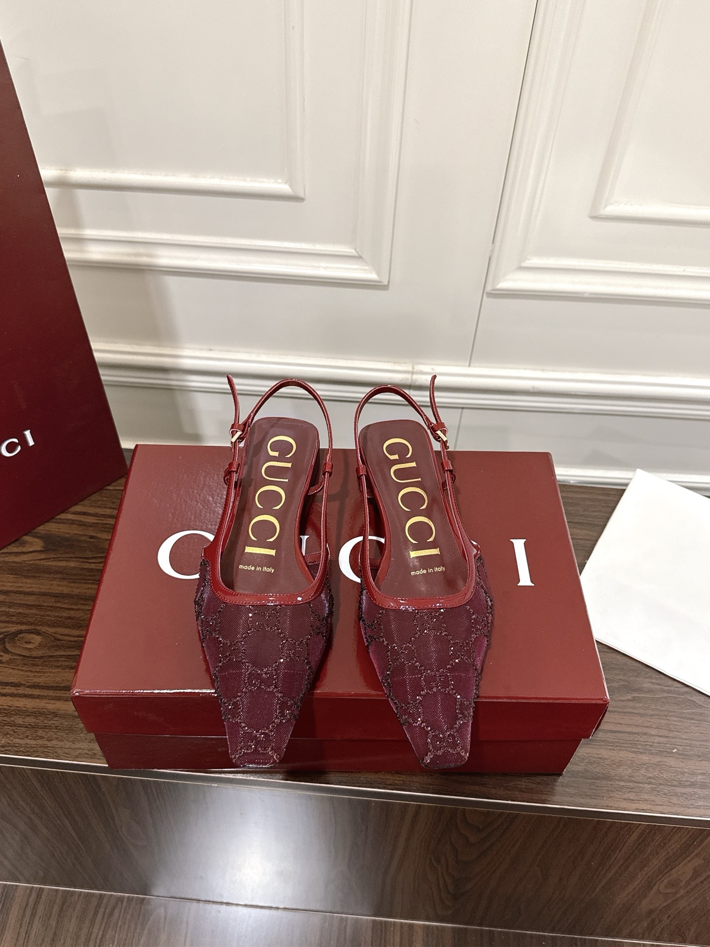 NO:442335,Mesh Rhinestone Sandals Gucci's 'Aria-Fashion Aria' series draws inspiration from the brand collection design of the 1990s and early 20s, combining Tom Ford's style of Gucci period to create a series of amazing works. Feminine details such as lace, crystal and tulle show the new concept of femininity. This rear lace-up shoe is rejuvenated by a black mesh cloth decorated with shiny GG pattern. Product details · Decorated with GG crystal black mesh cloth · Ladies · Details of the same tone suede material · Sheep leather lining · Sheep leather sole · Back buckle fixed · Flat sole · Size 35~42 (35.41.42 custom-made without return) · Rubber sole 280 leather sole, high heel sandals, gucci, gucci, tom ford, sandals, high  heels, sheepskin19860909网纱水钻凉鞋 古驰《Aria-时尚咏叹调》系列撷取90年代和年代初品牌典藏设计的灵感元素,糅合Tom Ford执掌Gucci时期的造型风格,打造一系列令人惊艳的作品.蕾丝、水晶和薄纱等富有女性魅力的细节展现女性气质的新理念.这款后系带鞋由饰有闪亮 GG图案的黑色网眼布焕新演绎. 商品细节 ·饰GG水晶黑色网眼布 ·女士 ·同色调绒面材质细节 ·羊皮革衬里 ·羊皮革鞋底 ·背面搭扣固定 ·平底 ·码数35~42（35.41.42定做不退换） ·橡胶底 280皮底,高跟鞋凉鞋,gucci,gucci,tom ford,sandals,high heels,sheepskin,Women's Shoes