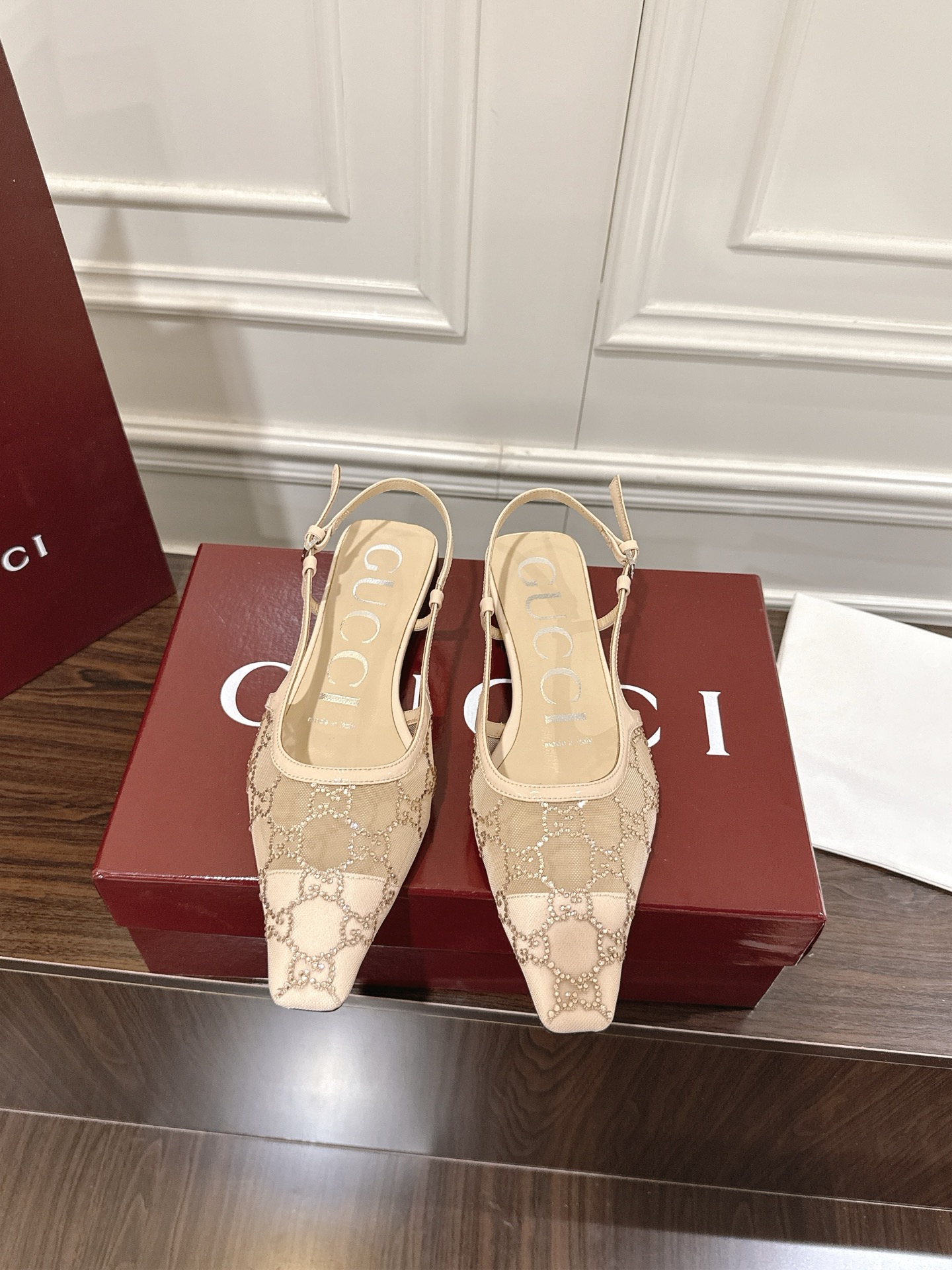 NO:442344,Mesh Rhinestone Sandals Gucci's 'Aria-Fashion Aria' series draws inspiration from the brand collection design of the 1990s and early 200s, and combines Tom Ford's style of Gucci period to create a series of amazing works. Feminine details such as lace, crystal and tulle show the new concept of femininity. This rear lace-up shoe is rejuvenated by a black mesh cloth decorated with shiny GG pattern. Product details · Decorated with GG crystal black mesh cloth · Ladies · Details of the same tone suede material · Sheep leather lining · Sheep leather sole · Back buckle fixed · Flat sole · Size 35~42 (35.41.42 custom-made without return) · Rubber sole 280 leather sole, high heel sandals, gucci, gucci, tom ford, sandals, high  heels, sheepskin19860909网纱水钻凉鞋 古驰《Aria-时尚咏叹调》系列撷取90年代和年代初品牌典藏设计的灵感元素,糅合Tom Ford执掌Gucci时期的造型风格,打造一系列令人惊艳的作品.蕾丝、水晶和薄纱等富有女性魅力的细节展现女性气质的新理念.这款后系带鞋由饰有闪亮 GG图案的黑色网眼布焕新演绎. 商品细节 ·饰GG水晶黑色网眼布 ·女士 ·同色调绒面材质细节 ·羊皮革衬里 ·羊皮革鞋底 ·背面搭扣固定 ·平底 ·码数35~42（35.41.42定做不退换) ·橡胶底 280皮底,高跟鞋凉鞋,gucci,gucci,tom ford,sandals,high heels,sheepskin,Women's Shoes