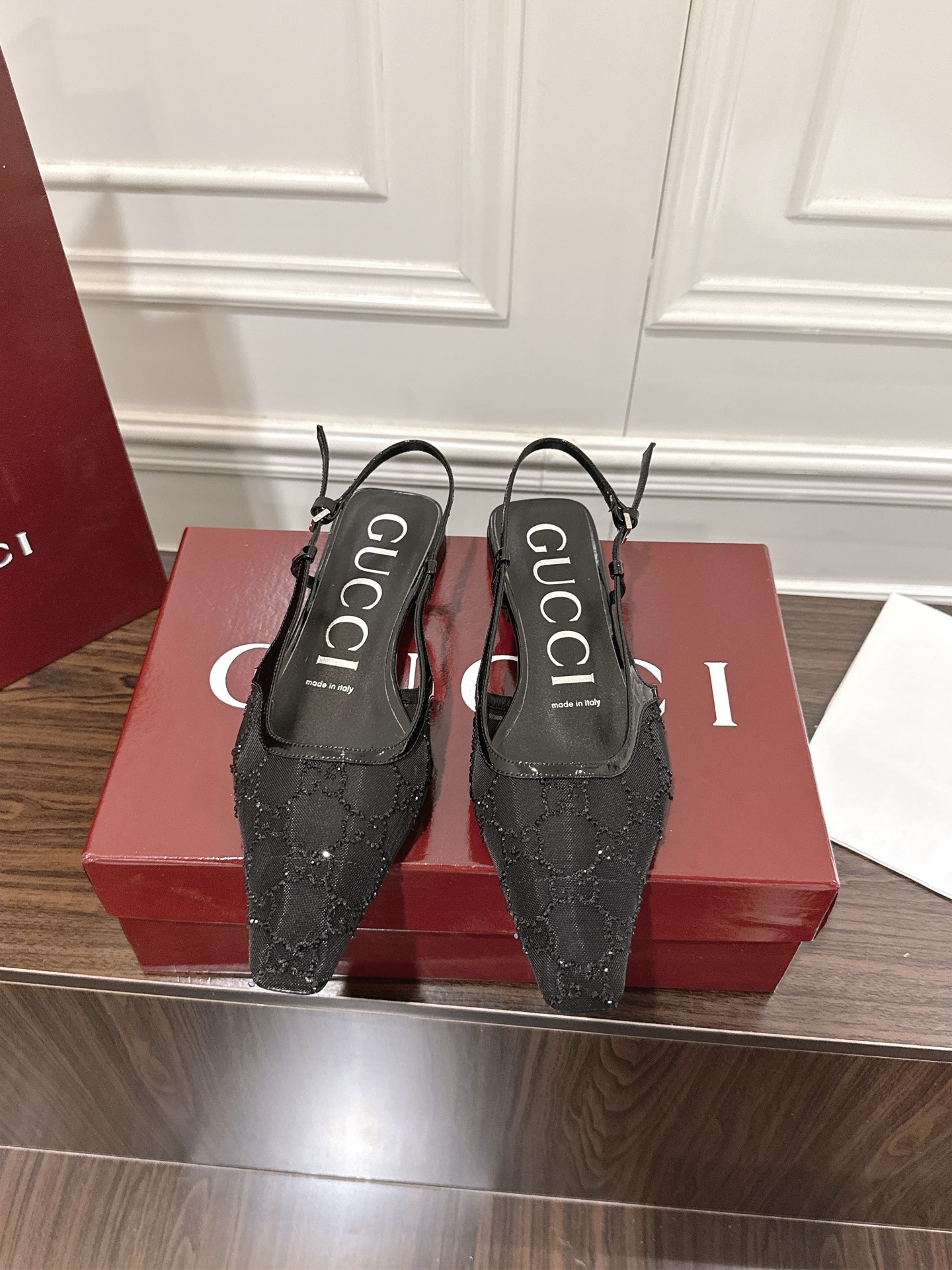 NO:442351,Mesh Rhinestone Sandals Gucci's 'Aria-Fashion Aria' series draws inspiration from the brand collection design of the 1990s and early 200s, and combines the style of Tom Ford in Gucci's period to create a series of amazing works. Feminine details such as lace, crystal and tulle show the new concept of femininity. This rear lace-up shoe is renovated by a black mesh cloth decorated with shiny GG pattern. Product details · Decorated with GG crystal black mesh cloth · Ladies · Details of the same tone suede material · Sheep leather lining · Sheep leather sole · Back buckle fixed · Flat sole · Size 35~42 (35.41/42 custom-made without return) · Rubber sole 280 leather sole, high heel sandals, gucci, gucci, tom ford, sandals, high  heels, sheepskin19860909网纱水钻凉鞋 古驰《Aria-时尚咏叹调》系列撷取90年代和年代初品牌典藏设计的灵感元素,糅合Tom Ford执掌Gucci时期的造型风格,打造一系列令人惊艳的作品.蕾丝、水晶和薄纱等富有女性魅力的细节展现女性气质的新理念.这款后系带鞋由饰有闪亮 GG图案的黑色网眼布焕新演绎. 商品细节 ·饰GG水晶黑色网眼布 ·女士 ·同色调绒面材质细节 ·羊皮革衬里 ·羊皮革鞋底 ·背面搭扣固定 ·平底 ·码数35~42（35.41/42定做不退换） ·橡胶底 280皮底,高跟鞋凉鞋,gucci,gucci,tom ford,sandals,high heels,sheepskin,Women's Shoes