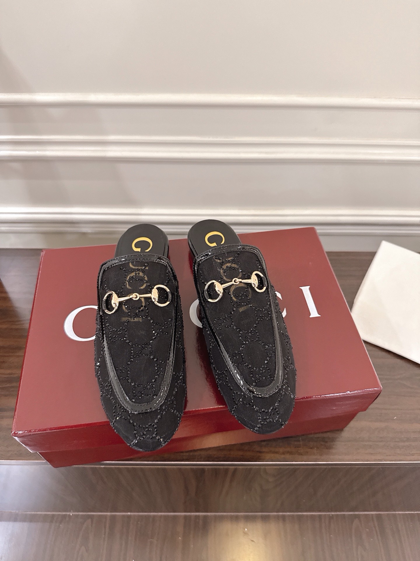 NO:442297,rincetown series women's mesh crystal diamond slippers rincetown series slippers use the brand's classic mesh crystal diamond, paired with the iconic gold-toned horse buckle, which presents a shocking effect. Original custom mesh crystal diamond, custom sheepskin, leather outsole, size 34-42 (34 40 41 42 custom made without return), loafers semi-trail, loafers, slippers, sheepskin, Leather soles19860909rincetown系列女士网纱水晶钻拖鞋rincetown系列拖鞋采用品牌经典的网纱水晶钻,配以标志性的金色调马衔扣,呈现震撼效果. 原版定制网纱水晶钻 内里定制羊皮 真皮大底 码数34-42（34 40 41 42定做不退换）,乐福鞋半拖,loafers,slippers,sheepskin,Leather soles,Women's Shoes