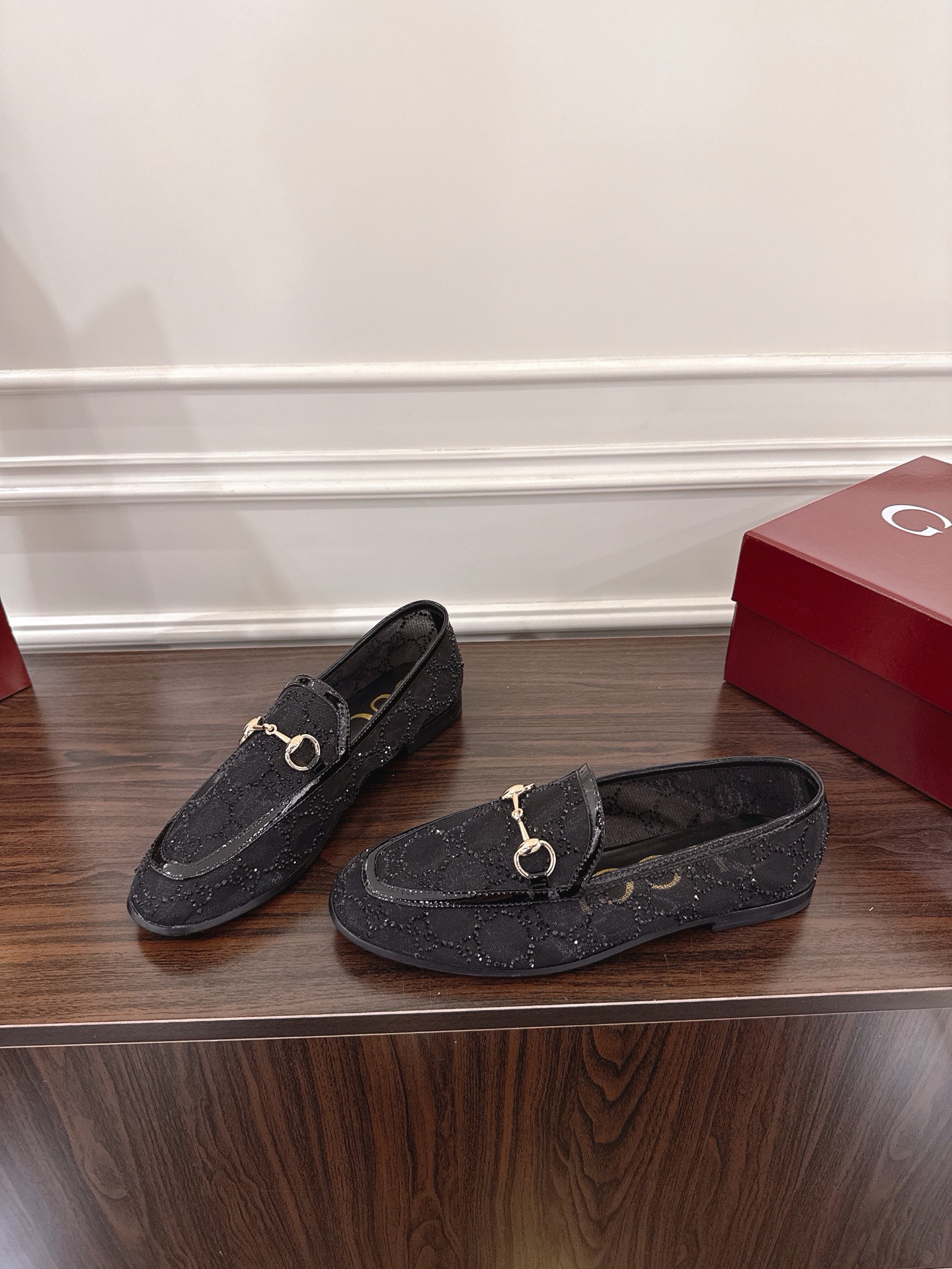 Gucci Jordaan Loafer Shoes for Women, Slip-On Style, Comfortable and Elegant 6 i1752079709713 937 0 4