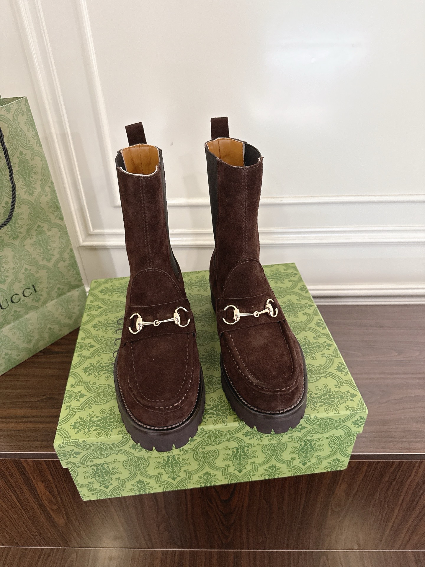 NO:479089,Gucci Women's Horse Bed Ankle Boots This ankle boot embellishes Gucci's classic element horse bit details, paying tribute to the brand's equestrian origin. It is carefully crafted with smooth suede material, paired with light gold tones, and the design feel is doubled. Heel height 4.5㎝ Rubber grooved outsole Imported Italian sheepskin foot pad Italian calf velvet upper size 35~42 (40.41.42 custom made without return), boots, gucci, boots, sheepskin19860909Gucci女士饰马衔扣踝靴 这款踝靴缀饰Gucci的经典元素马衔扣细节,致敬品牌的马术本源.采用光滑绒面材质精心打造,搭配浅金色调配件,设计感倍增. 跟高4.5㎝ 橡胶沟纹大底 进口意大利羊皮脚垫 意大利小牛牛绒鞋面 码数35~42（40.41.42定做不退换）,靴子,gucci,boots,sheepskin,Women's Shoes