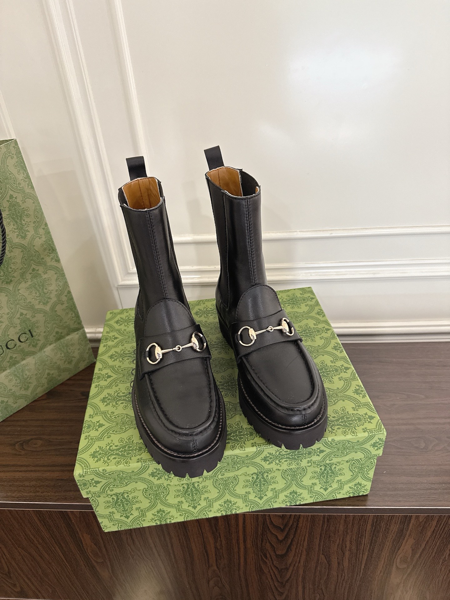 NO:479097,Gucci Women's Horse Bed Ankle Boots This ankle boot embellishes Gucci's classic element horse bit details, paying tribute to the brand's equestrian origin. It is carefully crafted with smooth suede material, paired with light gold tones, and the design feel is doubled. Heel height 4.5㎝ Rubber grooved outsole Imported Italian sheepskin foot pad Italian calf velvet upper size 35~42 (40.41.42 Custom made without return and exchange, boots, gucci, boots, sheepskin19860909Gucci女士饰马衔扣踝靴 这款踝靴缀饰Gucci的经典元素马衔扣细节,致敬品牌的马术本源.采用光滑绒面材质精心打造,搭配浅金色调配件,设计感倍增. 跟高4.5㎝ 橡胶沟纹大底 进口意大利羊皮脚垫 意大利小牛牛绒鞋面 码数35~42（40.41.42定做不退换,靴子,gucci,boots,sheepskin,Women's Shoes