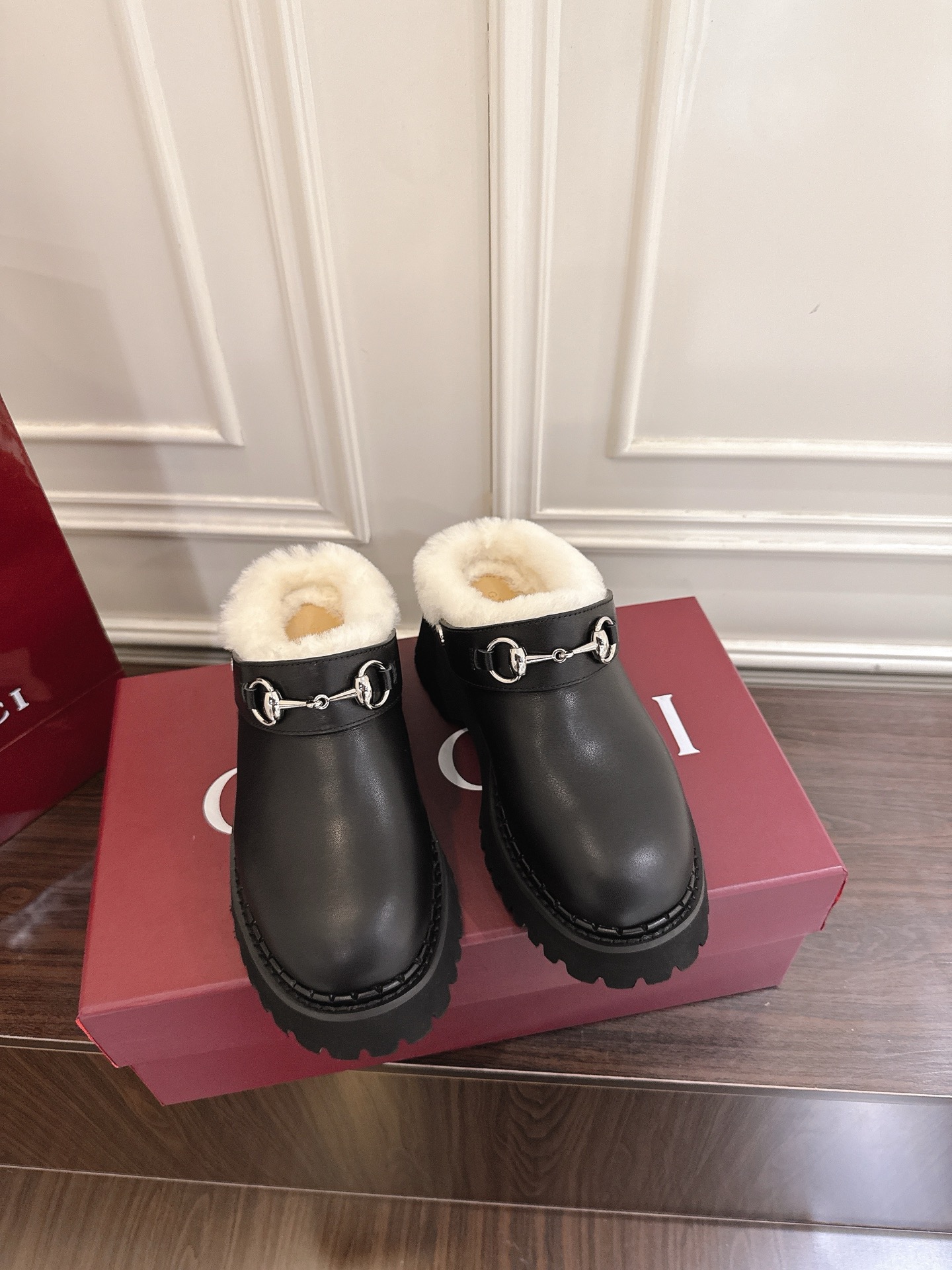 Gucci マ衔扣羊毛穆勒鞋 - 現代と伝統の融合