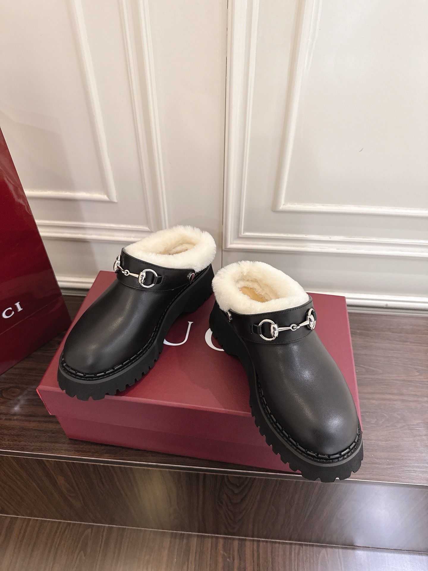 Gucci マ衔扣羊毛穆勒鞋 - 現代と伝統の融合