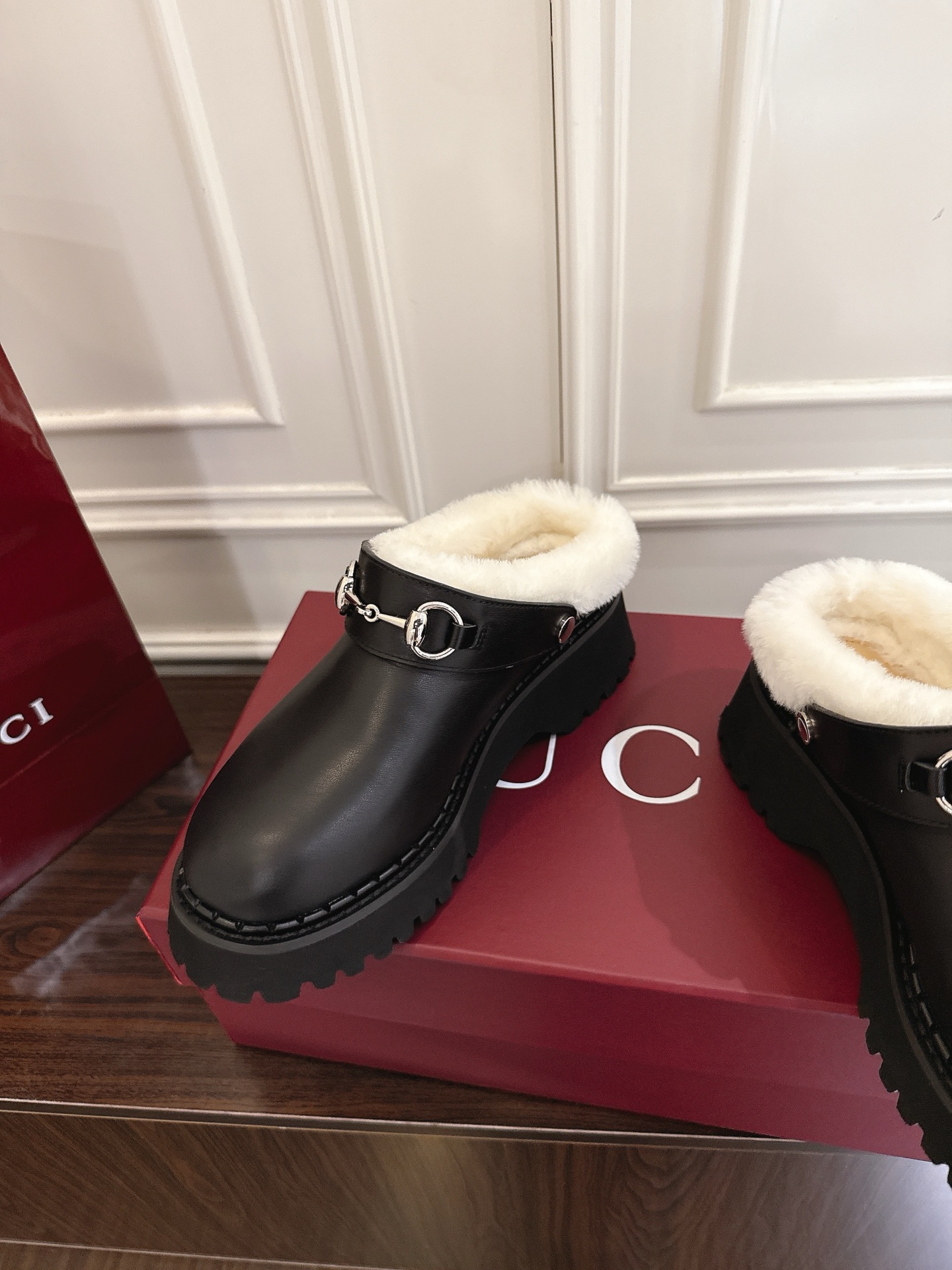 Gucci マ衔扣羊毛穆勒鞋 - 現代と伝統の融合