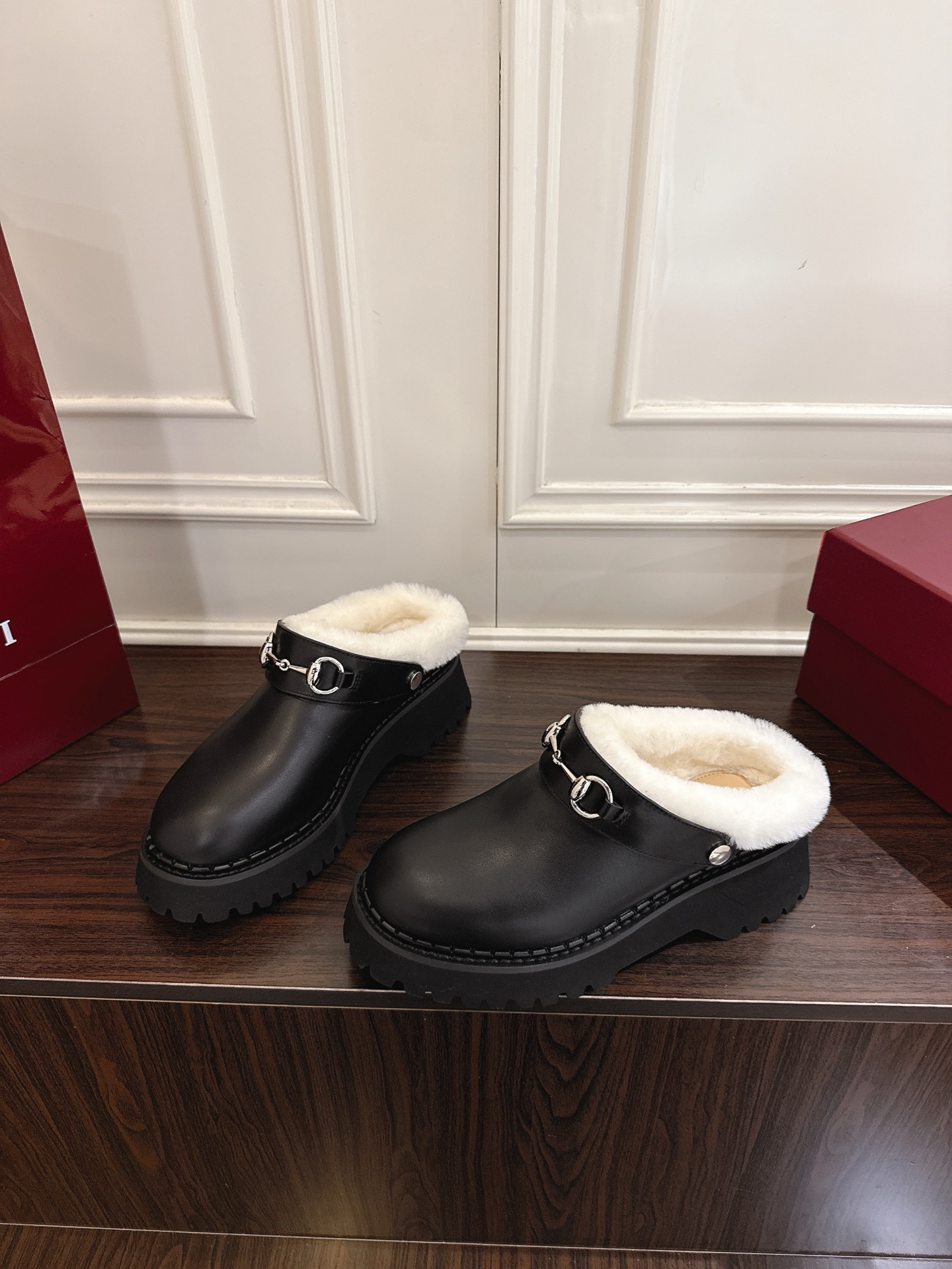 Gucci マ衔扣羊毛穆勒鞋 - 現代と伝統の融合