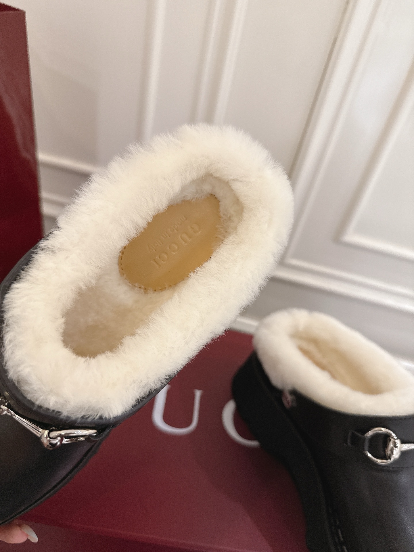 Gucci マ衔扣羊毛穆勒鞋 - 現代と伝統の融合