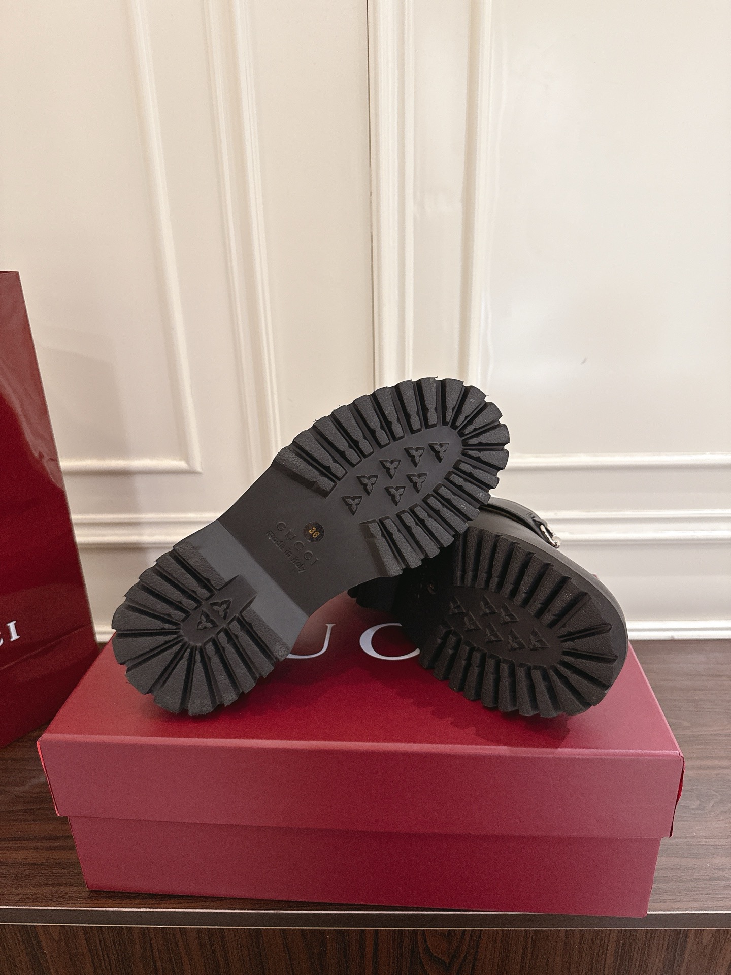 Gucci マ衔扣羊毛穆勒鞋 - 現代と伝統の融合