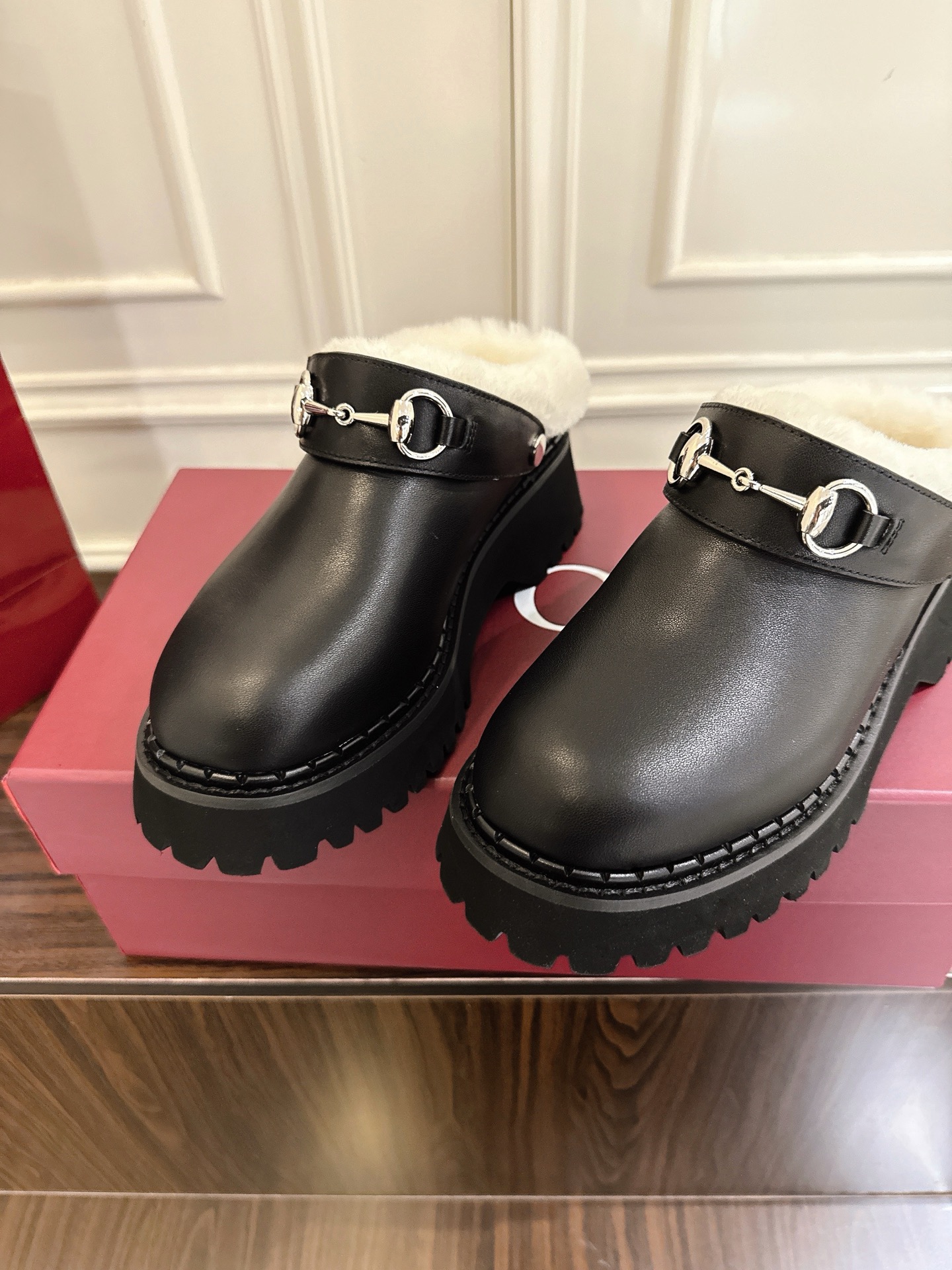 Gucci マ衔扣羊毛穆勒鞋 - 現代と伝統の融合