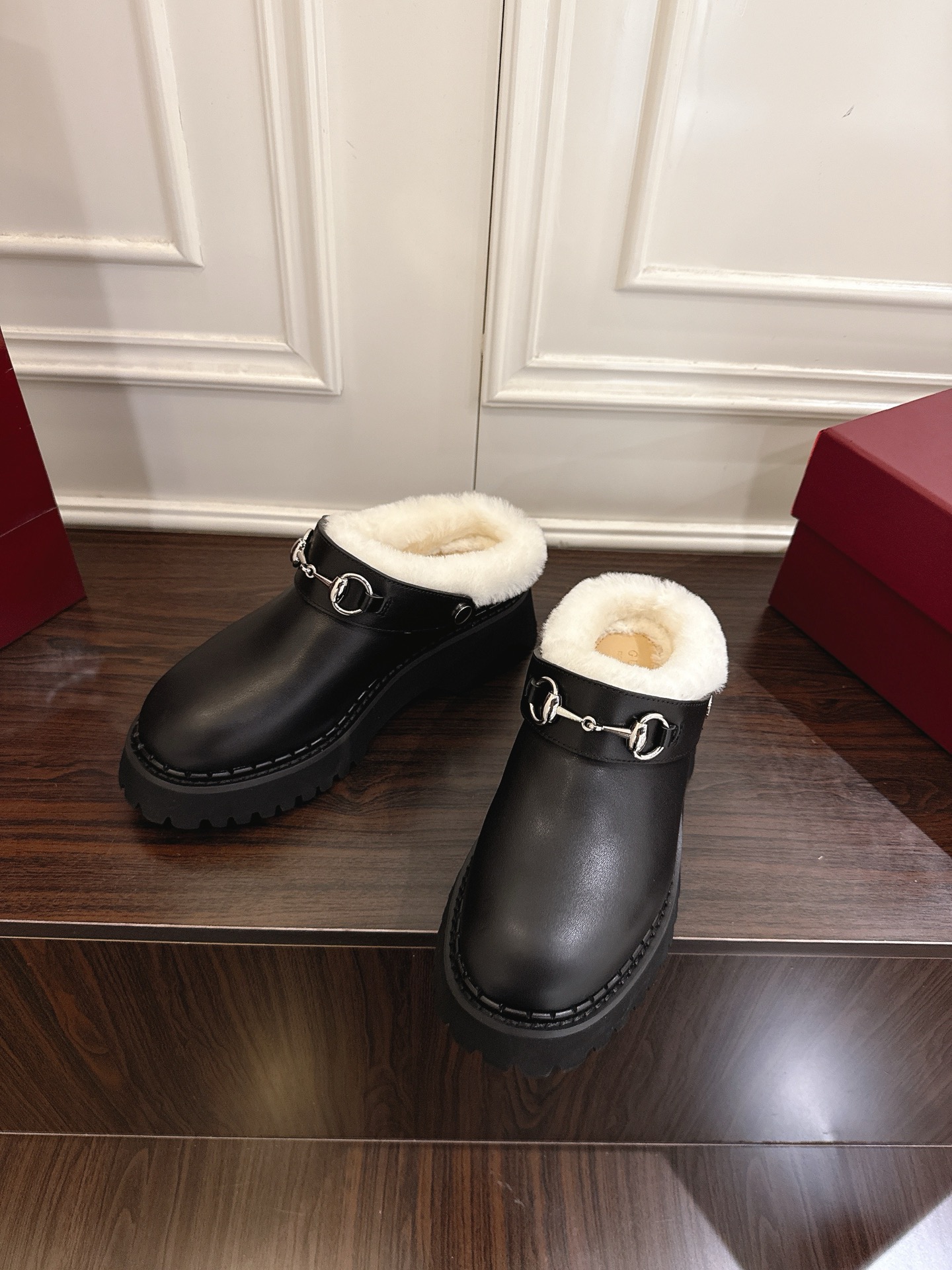 Gucci マ衔扣羊毛穆勒鞋 - 現代と伝統の融合