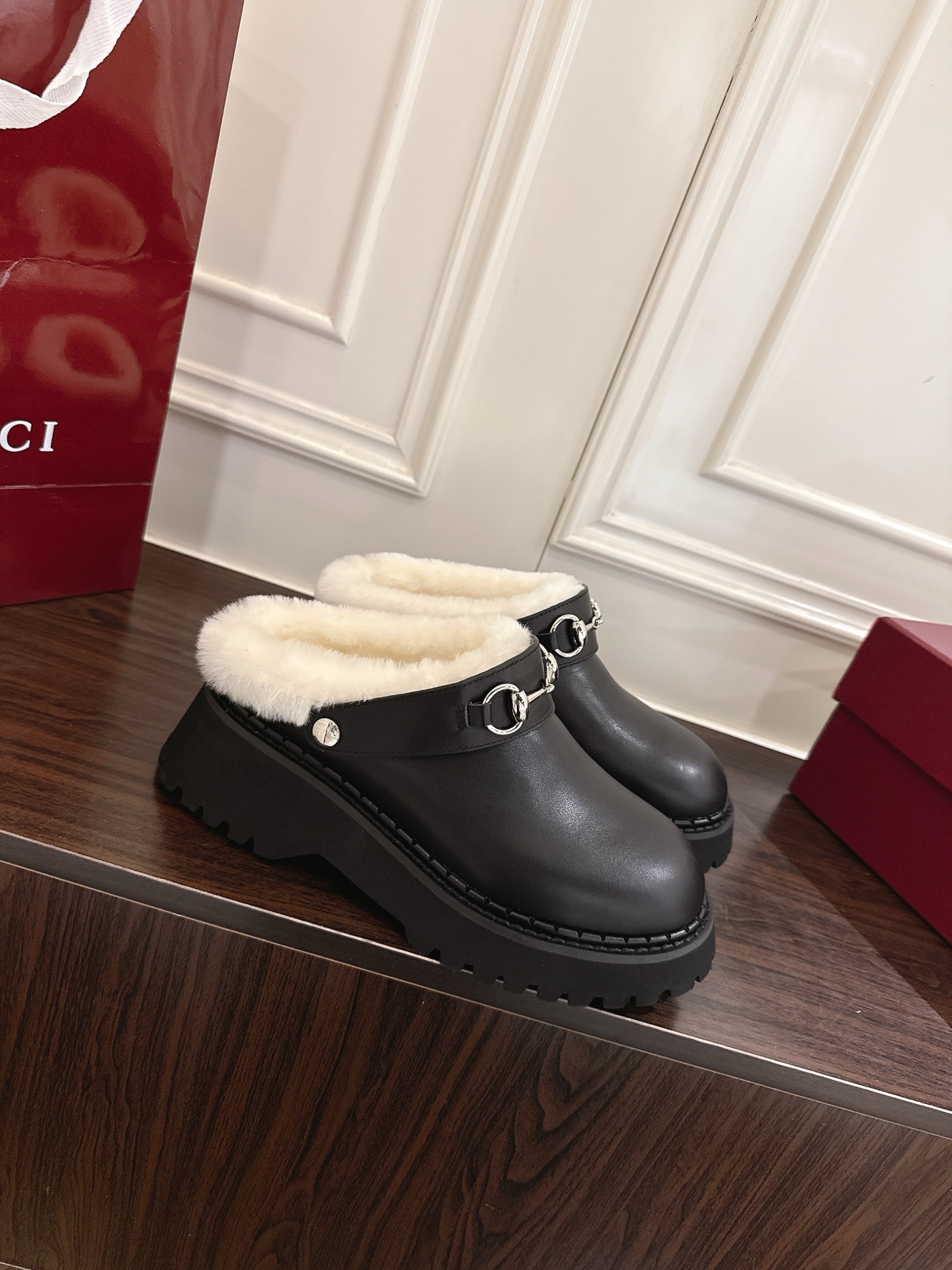 NO:594578,Gucci's horsebit-embellished wool mules integrate classic equestrian aesthetics into contemporary design. Every detail exudes the timeless temperament of luxury goods. The iconic horsebit is not only a symbol of the brand's spirit, but also condenses the charm of a blend of modernity and retro over the years.  The body of the shoe is made of fine suede cowhide, and the lining and feet are wrapped in soft wool, providing warmth and comfort during every step. The 5cm thick rubber grooved sole retains the retro charm and injects a lazy and high-end sense of relaxation into daily wear. Whether paired with wide-leg pants or skirts, it can easily enhance the overall texture and interpret your own low-key luxury. #Guccimulle shoes #horsebitclapclassic #luxurywearwear #elegant-sense-daily-wear  Size 35-42#, half-flop furry shoes, gucci, skirts, cowhide19860909Gucci这款饰马衔扣羊毛穆勒鞋,将经典马术美学融入当代设计,每一处细节都散发着奢侈品的隽永气质.标志性马衔扣不仅是品牌精神的象征,更在岁月沉淀中凝练出摩登与复古交融的魅力. 鞋身选用细腻绒面牛皮,内里与垫脚均以柔软羊毛包裹,步履间尽显温暖与舒适.5cm厚橡胶沟纹底,既保留了复古韵味,又为日常穿搭注入慵懒而高级的松弛感. 无论是搭配阔腿裤还是半裙,都能轻松提升整体质感,诠释属于你的低调奢华. #Gucci穆勒鞋 #马衔扣经典 #奢侈品穿搭 #高级感日常 码数35-42#,半拖毛毛鞋,gucci,skirts,cowhide,Women's Shoes