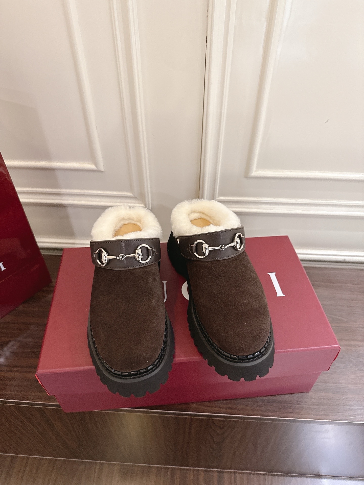 Gucci マ衔扣羊毛穆勒シューズ - モダンなデザインと伝統の融合