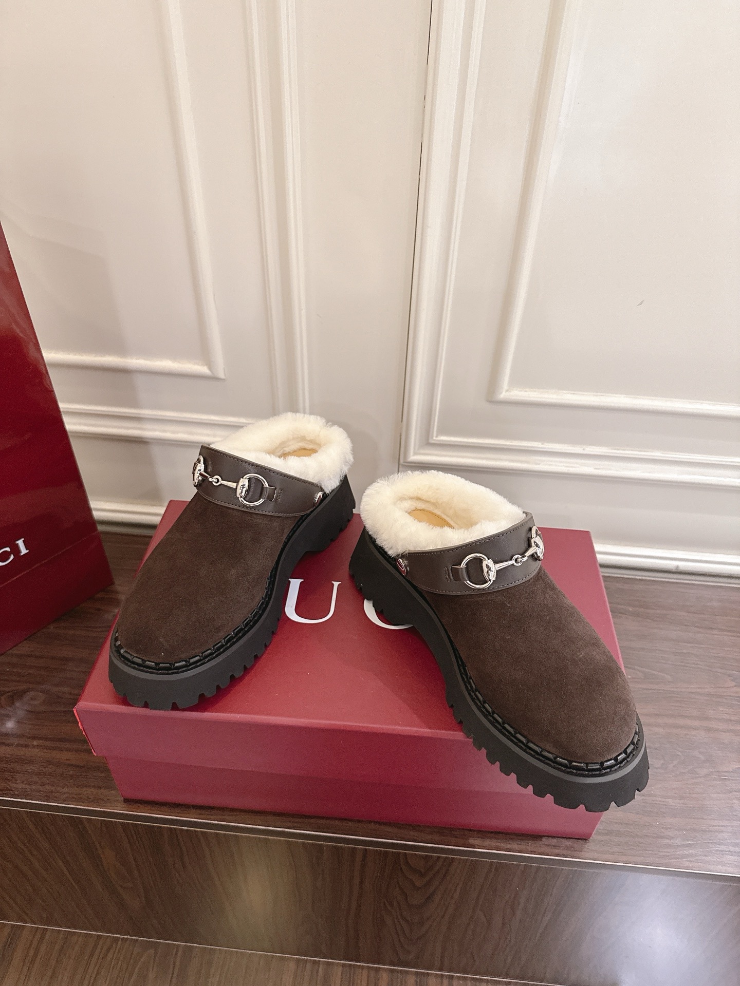 Gucci マ衔扣羊毛穆勒シューズ - モダンなデザインと伝統の融合