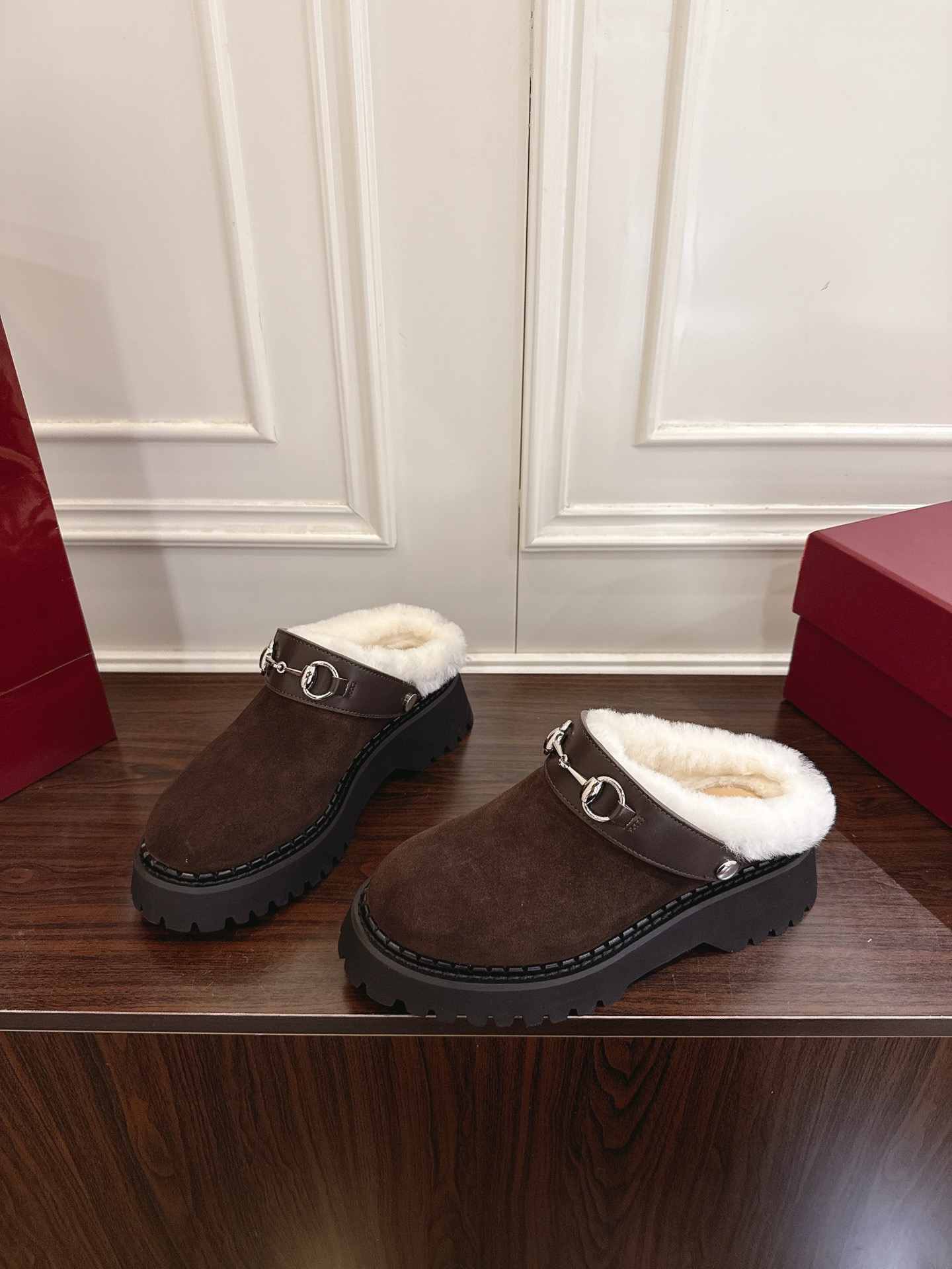 Gucci マ衔扣羊毛穆勒シューズ - モダンなデザインと伝統の融合