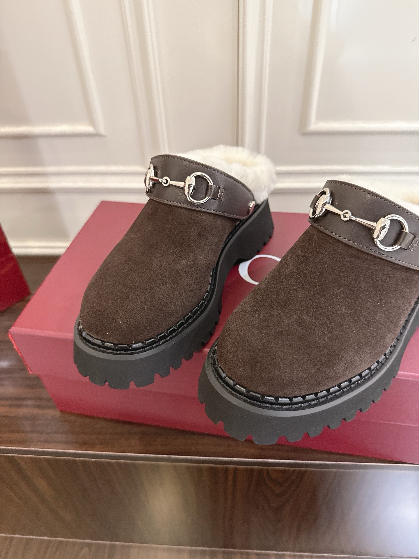 Gucci マ衔扣羊毛穆勒シューズ - モダンなデザインと伝統の融合