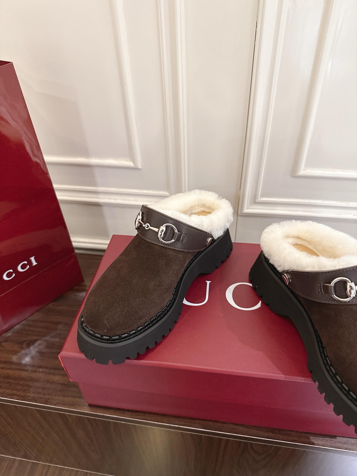 Gucci マ衔扣羊毛穆勒シューズ - モダンなデザインと伝統の融合