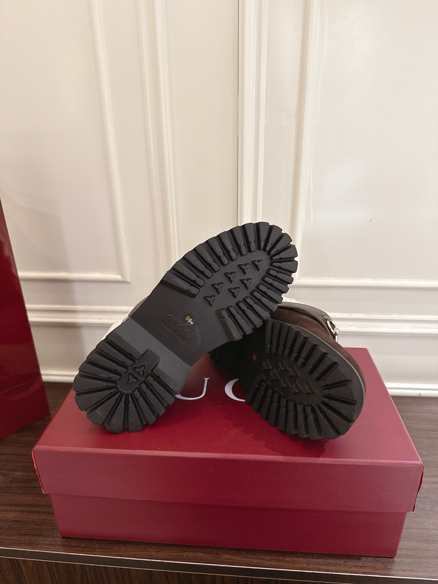 Gucci マ衔扣羊毛穆勒シューズ - モダンなデザインと伝統の融合