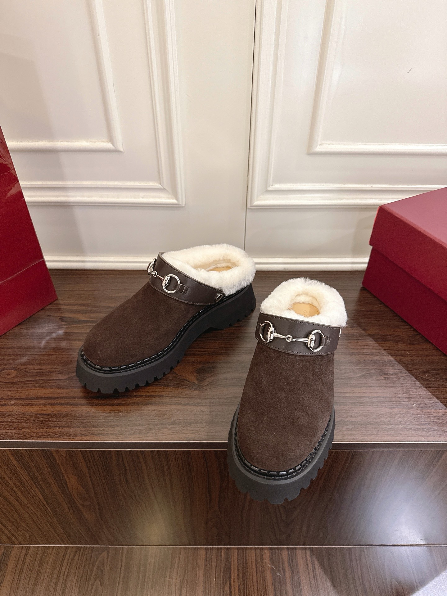 Gucci マ衔扣羊毛穆勒シューズ - モダンなデザインと伝統の融合