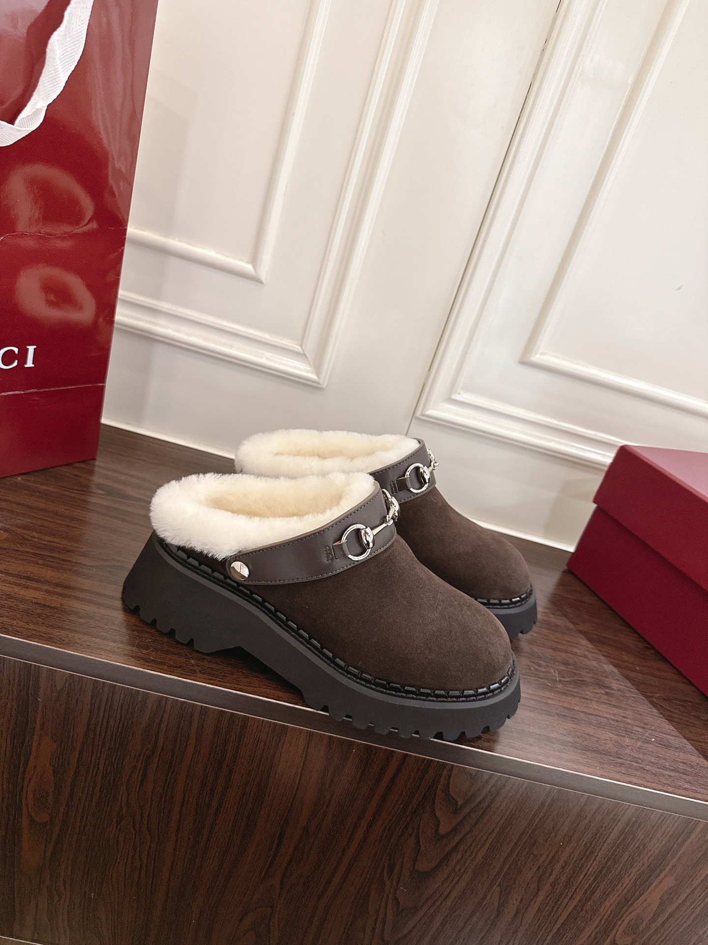 Gucci マ衔扣羊毛穆勒シューズ - モダンなデザインと伝統の融合