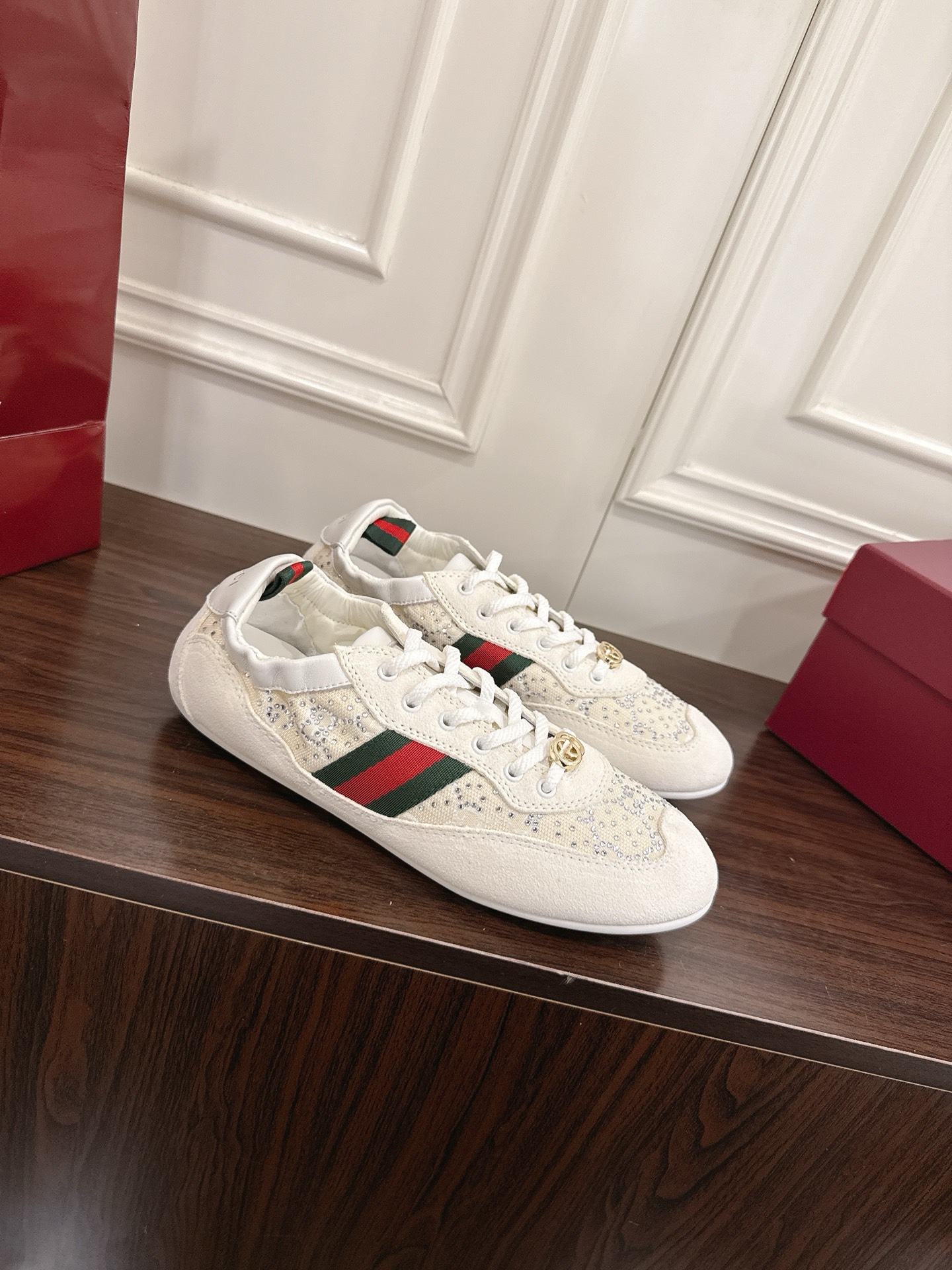 Gucci Shift系列水钻GG女性运动鞋 - 軽やかなデザインと洗練されたスタイル