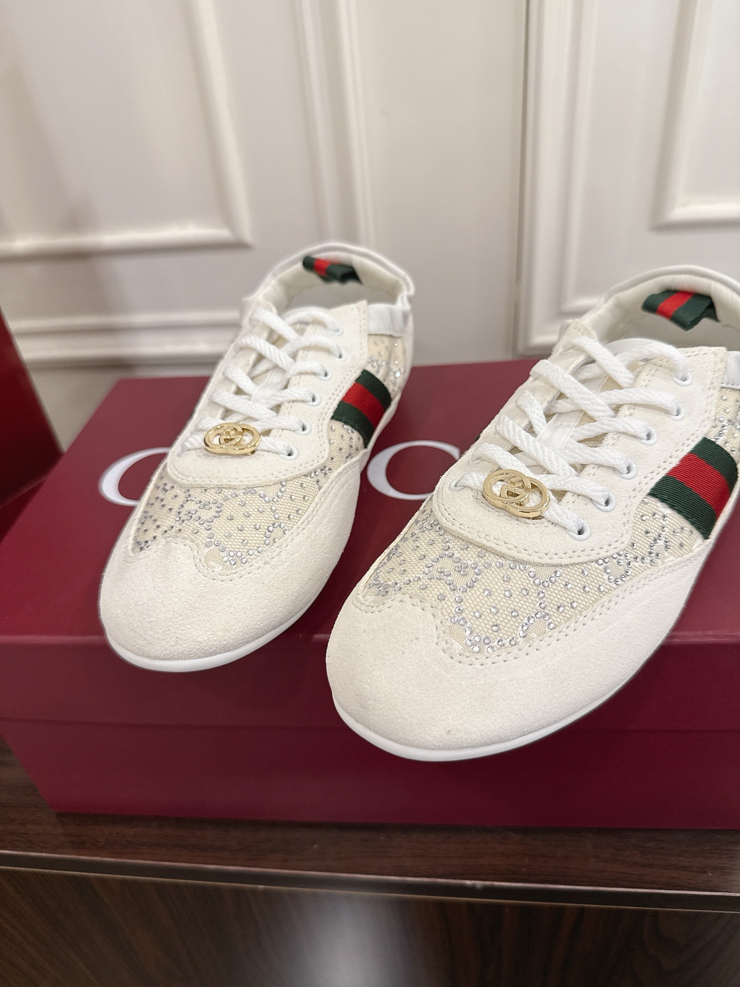 Gucci Shift系列水钻GG女性运动鞋 - 軽やかなデザインと洗練されたスタイル