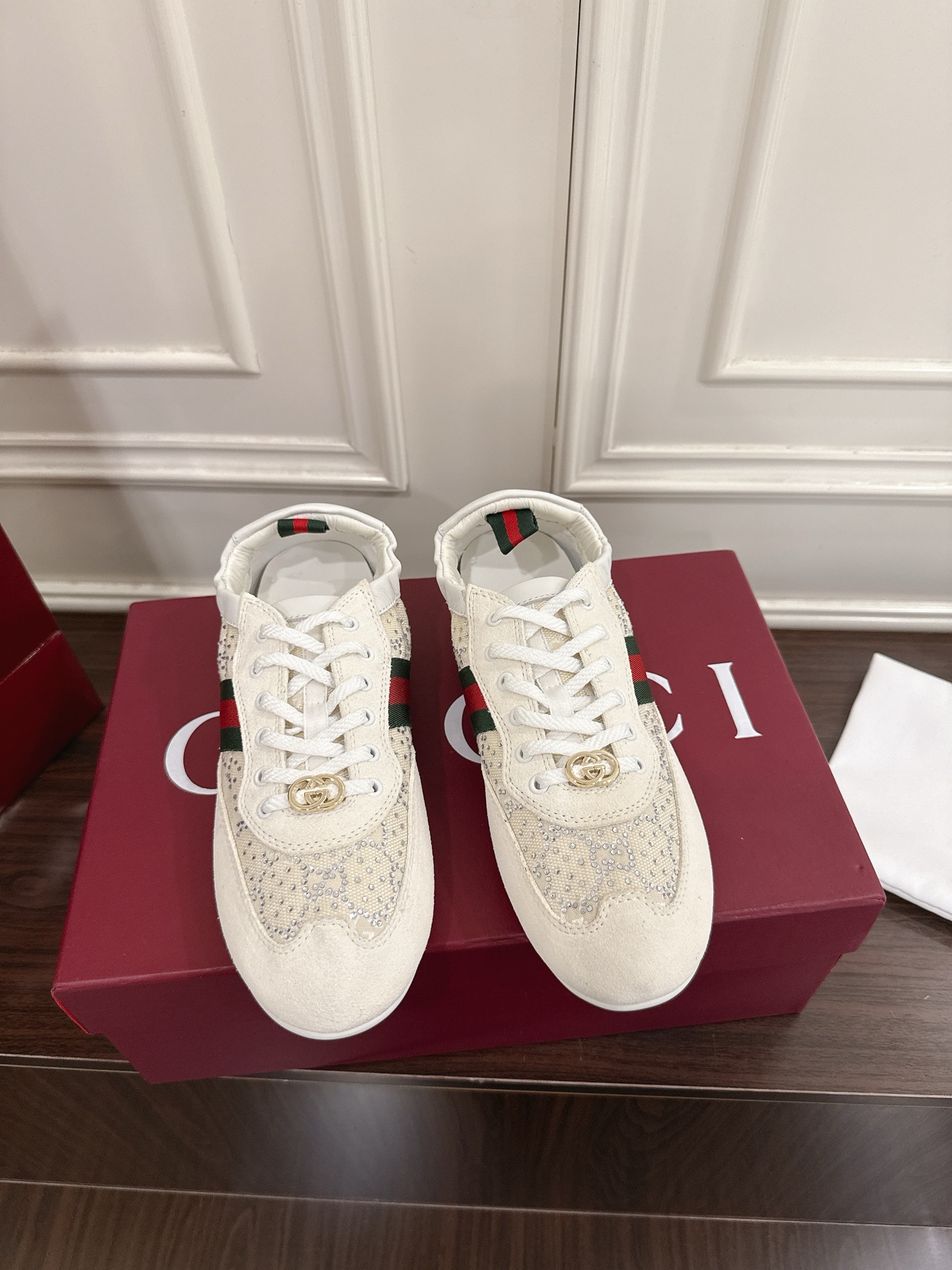 Gucci Shift系列水钻GG女性运动鞋 - 軽やかなデザインと洗練されたスタイル