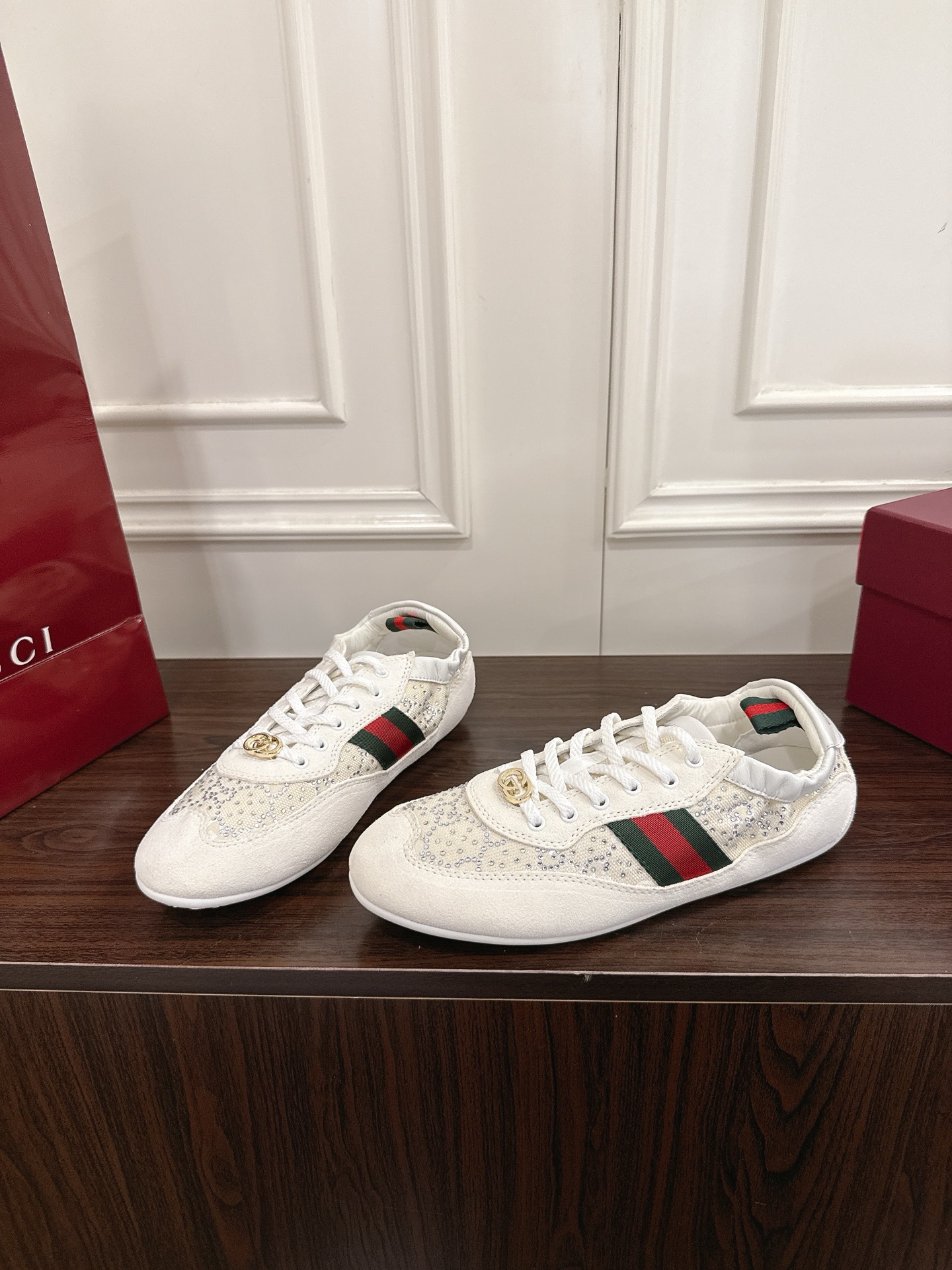 Gucci Shift系列水钻GG女性运动鞋 - 軽やかなデザインと洗練されたスタイル