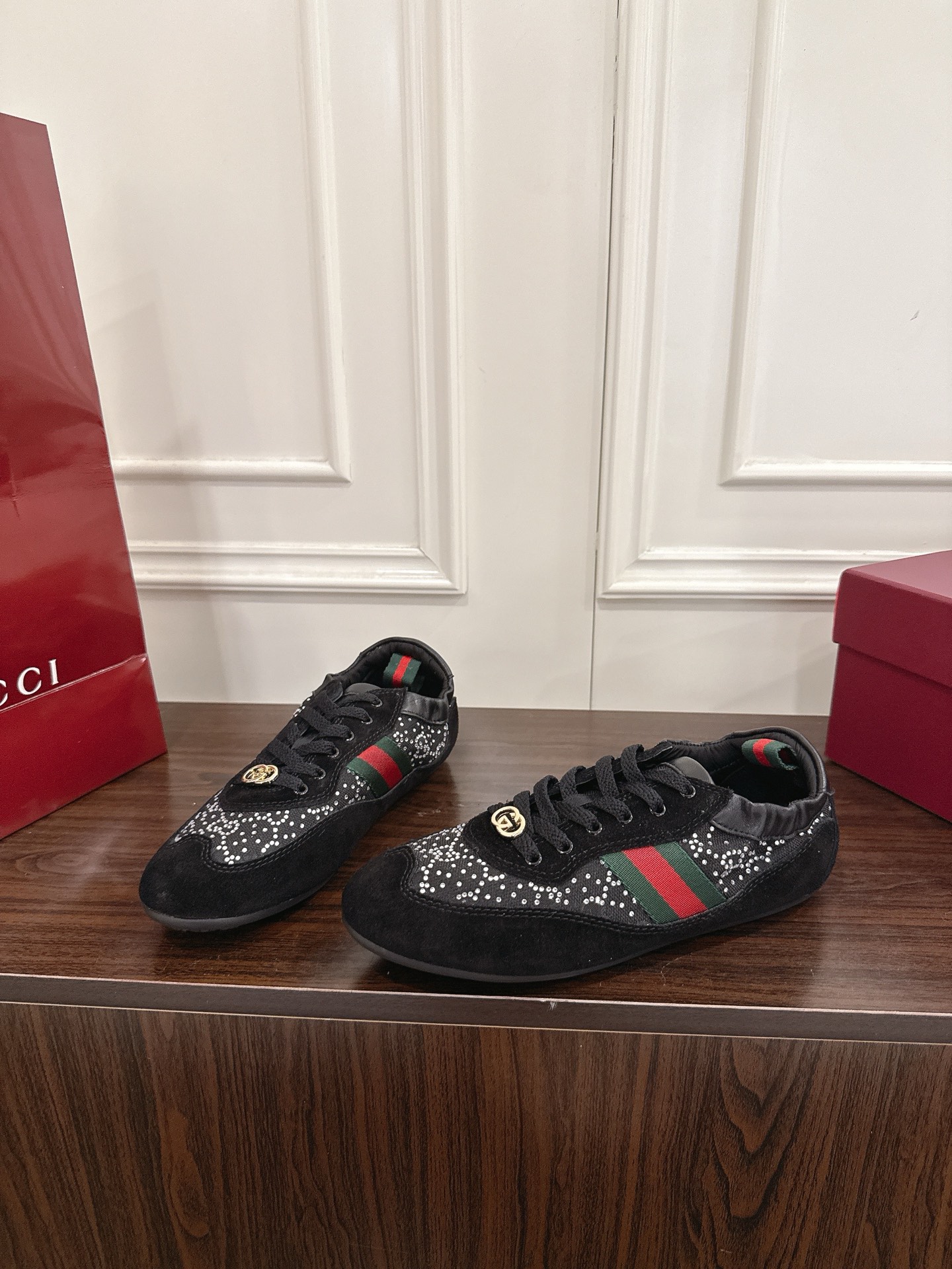 Gucci Shift系列水钻GG女性用スポーツシューズ - 精致なデザインと軽やかな履き心地