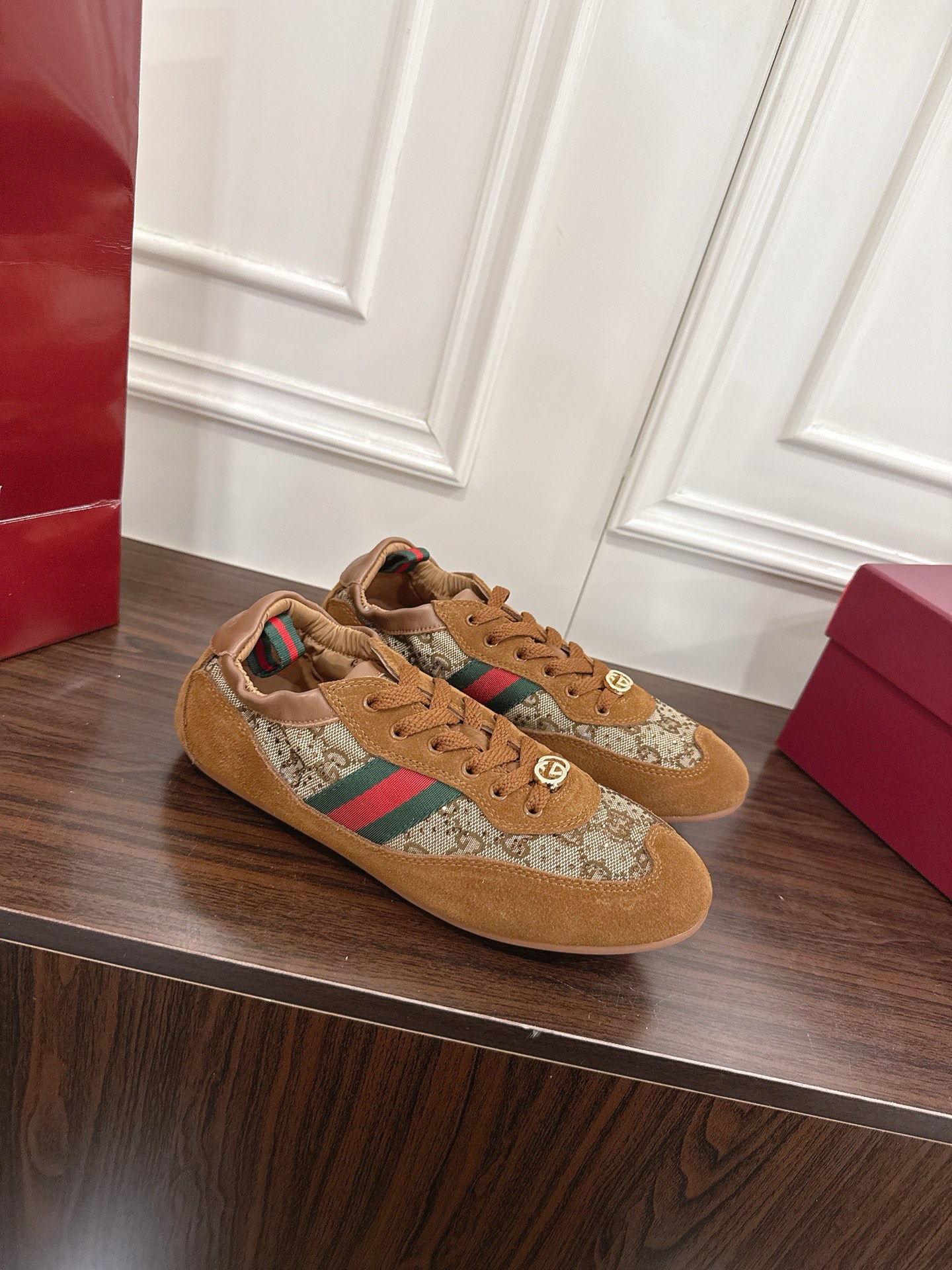 Gucci Shiftシリーズ水晶GG女性用スポーツシューズ - 軽やかなデザインと洗練されたスタイル