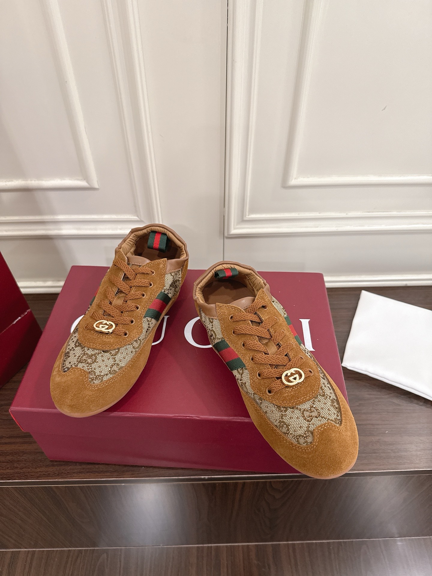 Gucci Shiftシリーズ水晶GG女性用スポーツシューズ - 軽やかなデザインと洗練されたスタイル