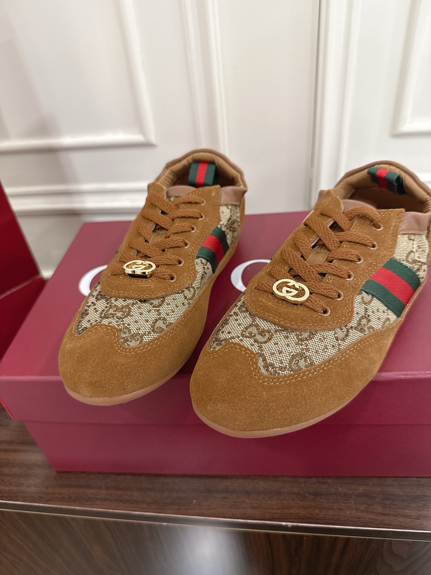 Gucci Shiftシリーズ水晶GG女性用スポーツシューズ - 軽やかなデザインと洗練されたスタイル