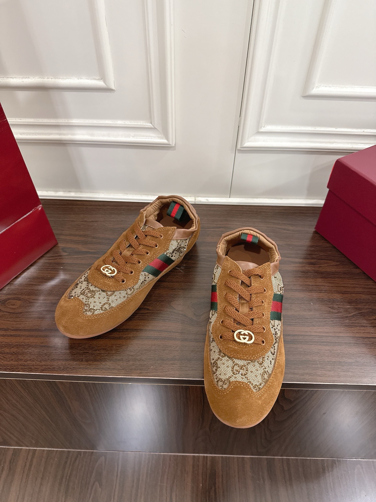 Gucci Shiftシリーズ水晶GG女性用スポーツシューズ - 軽やかなデザインと洗練されたスタイル