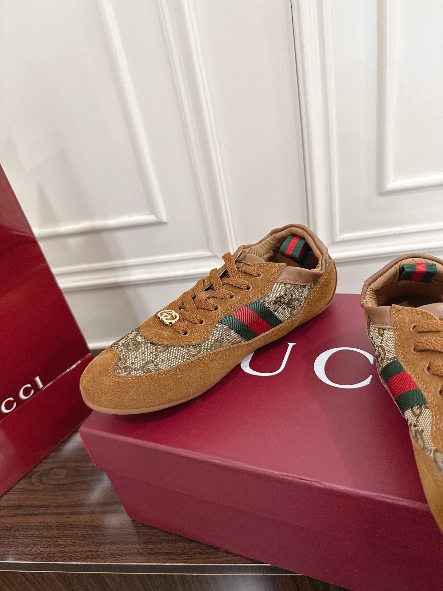 Gucci Shiftシリーズ水晶GG女性用スポーツシューズ - 軽やかなデザインと洗練されたスタイル