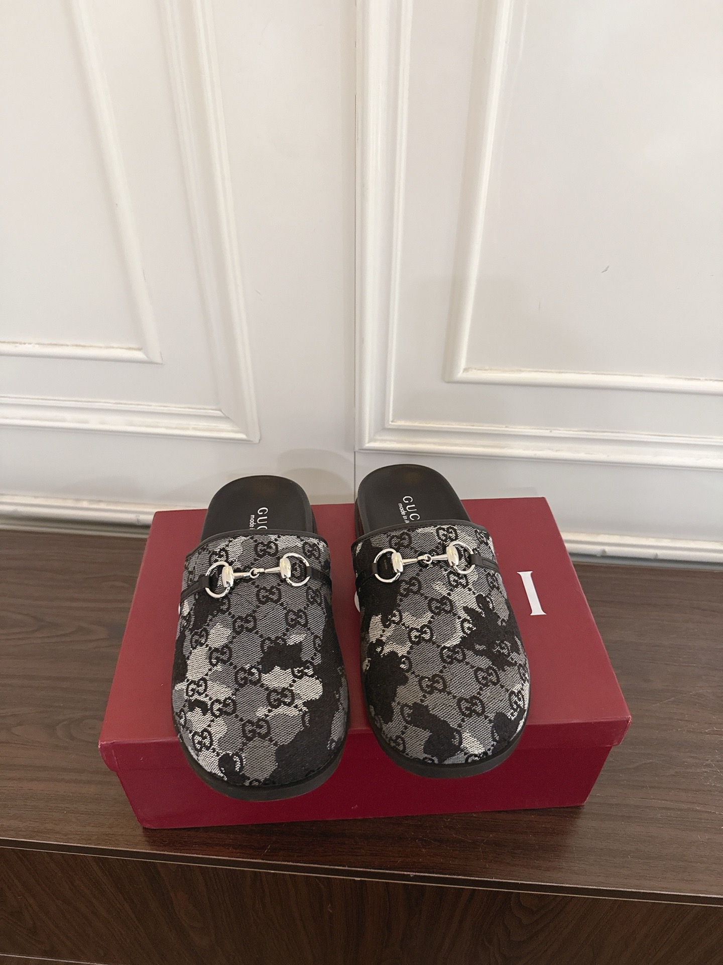 Gucci 古驰饰马衔扣一字带印花穆勒鞋包头拖鞋