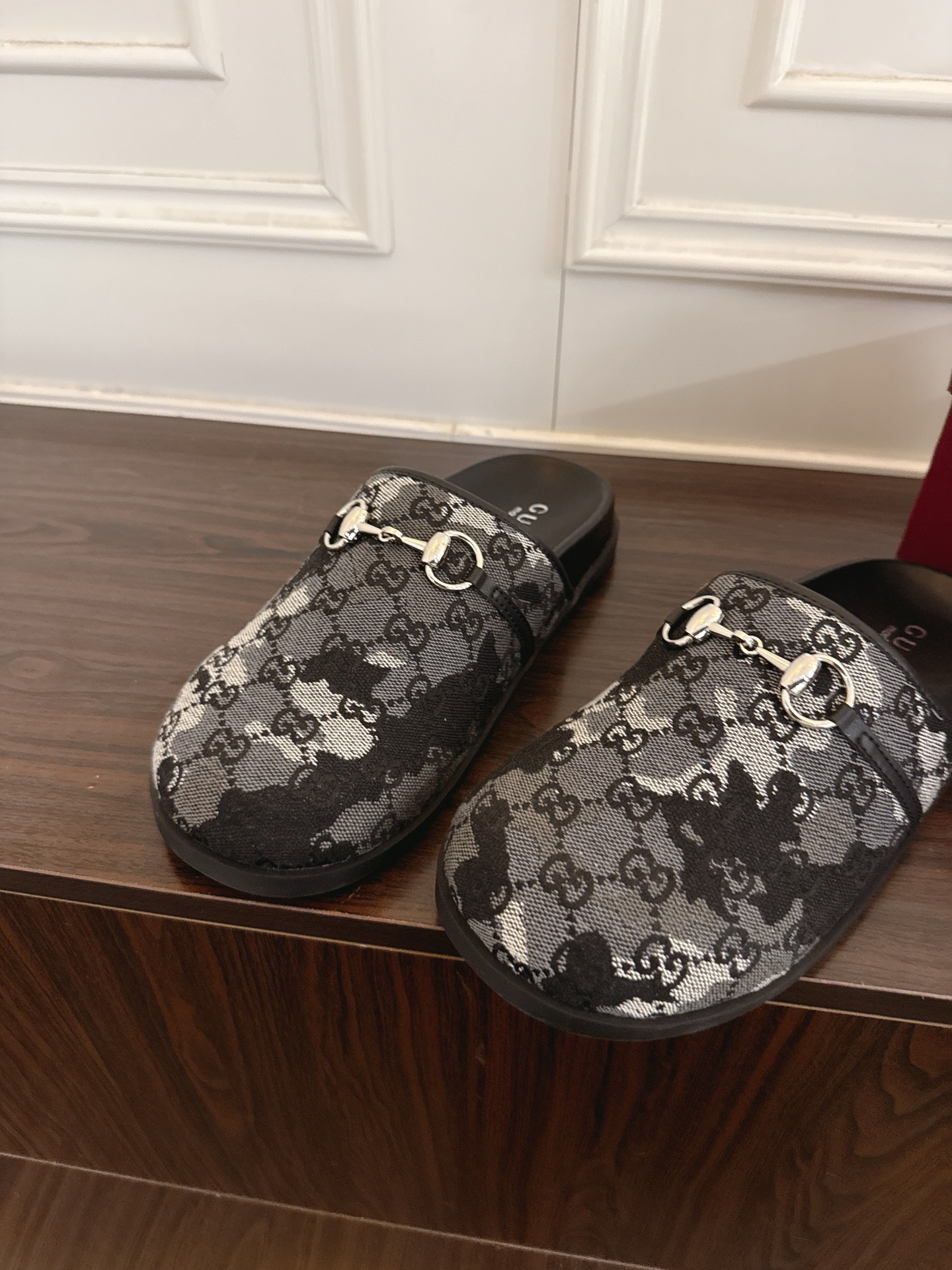 Gucci 古驰饰马衔扣一字带印花穆勒鞋包头拖鞋