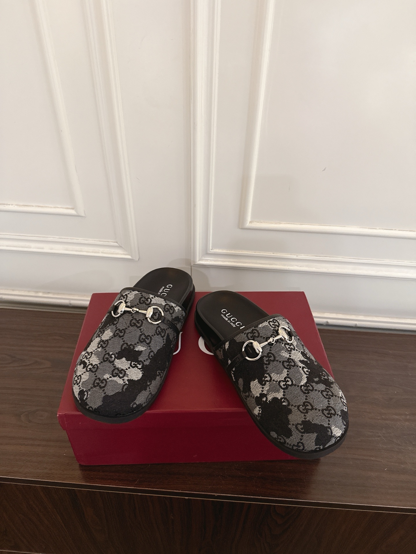 Gucci 古驰饰马衔扣一字带印花穆勒鞋包头拖鞋