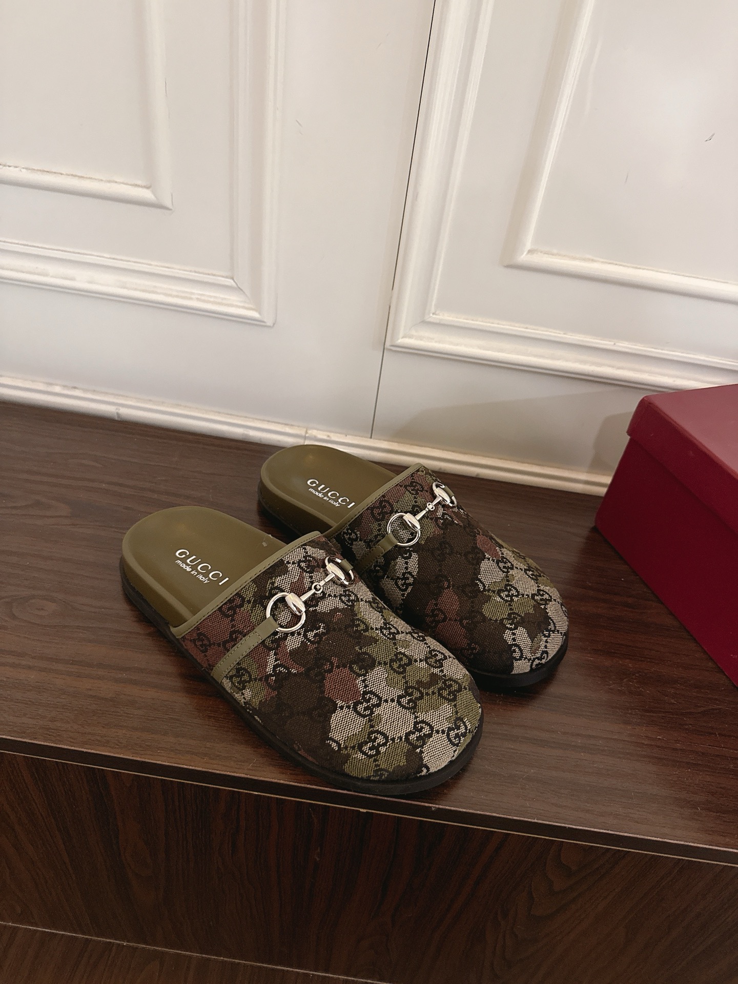 Gucci 古驰饰马衔扣一字带印花穆勒鞋包头拖鞋