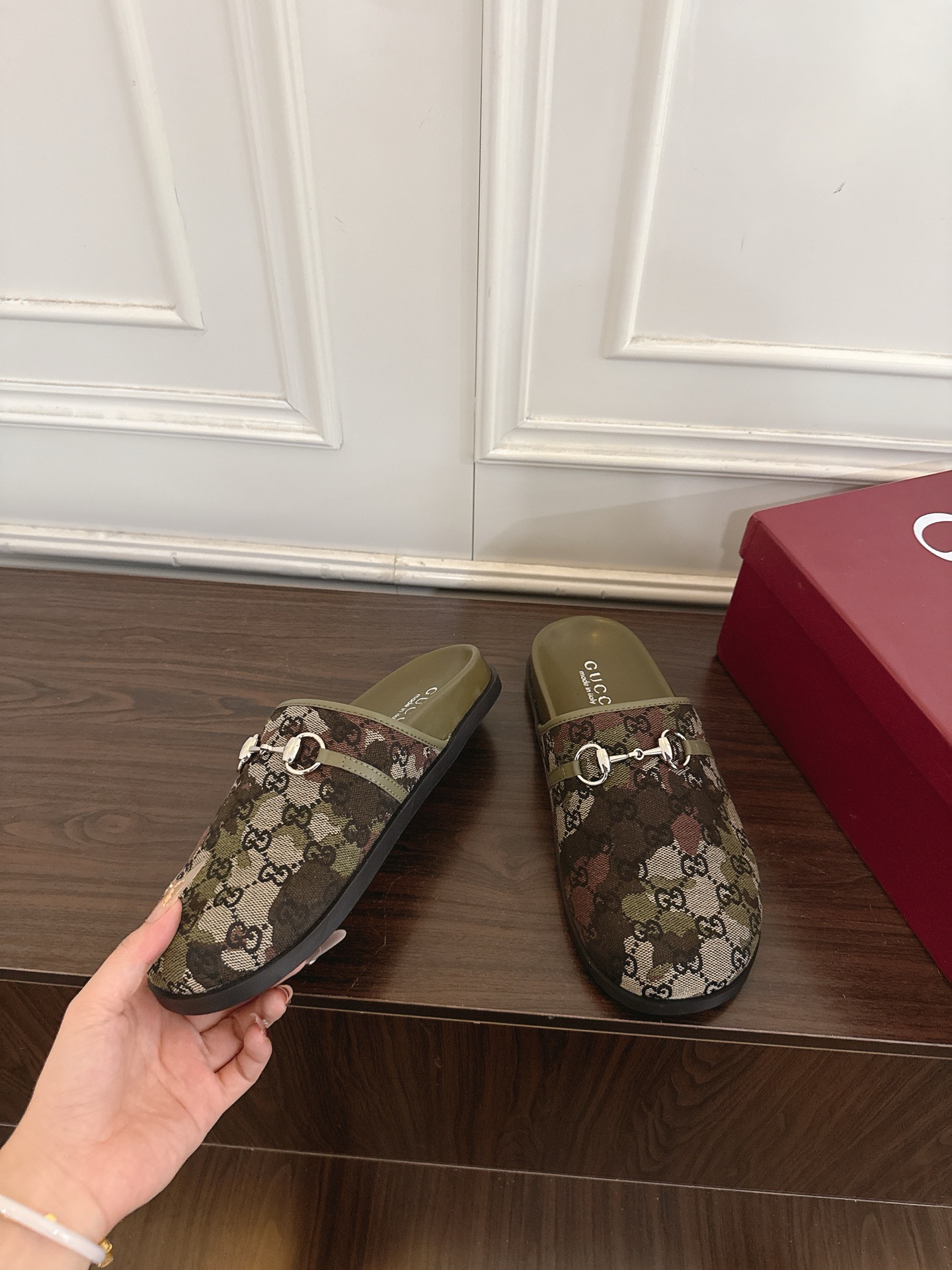 Gucci 古驰饰马衔扣一字带印花穆勒鞋包头拖鞋