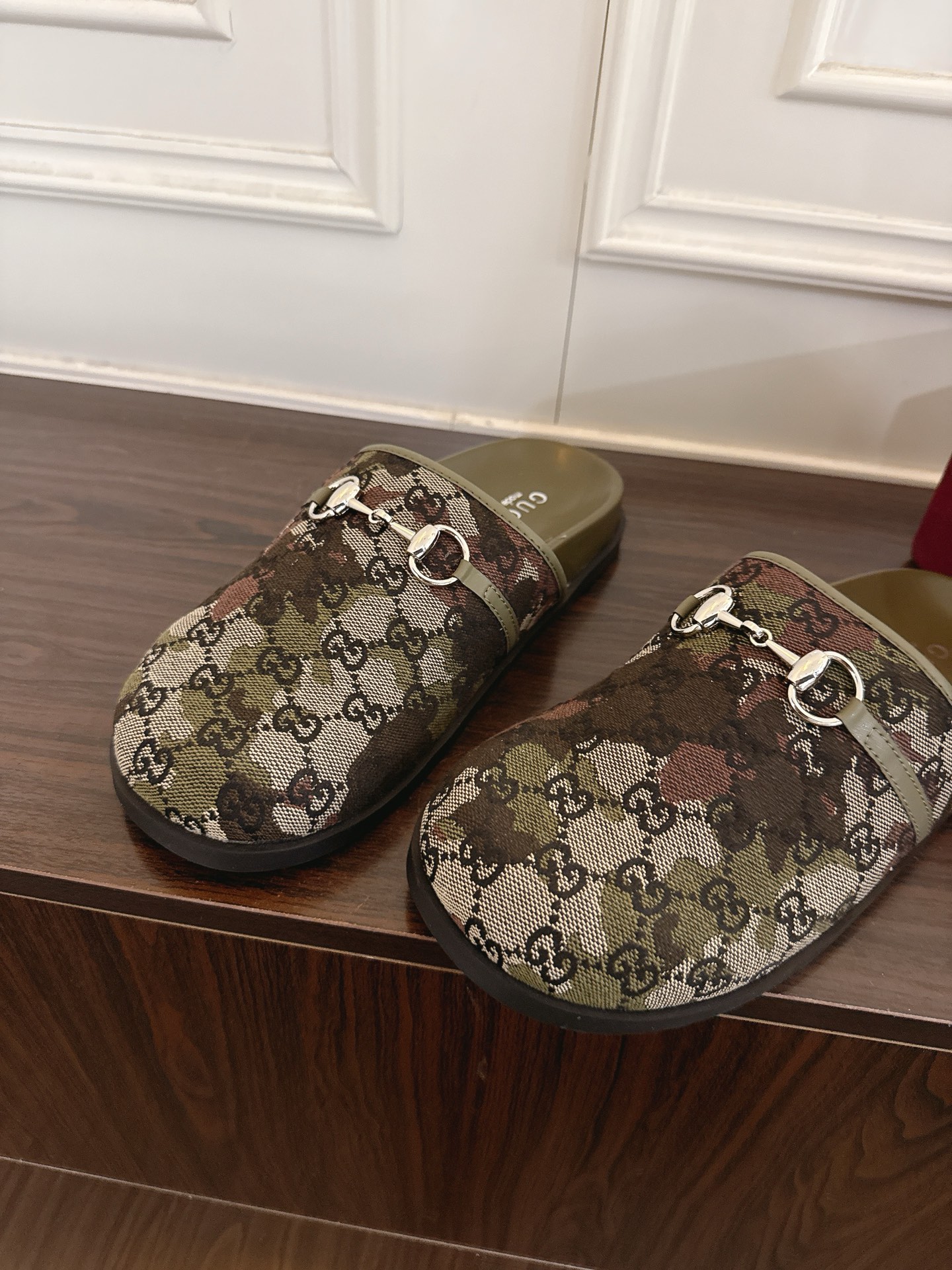 Gucci 古驰饰马衔扣一字带印花穆勒鞋包头拖鞋