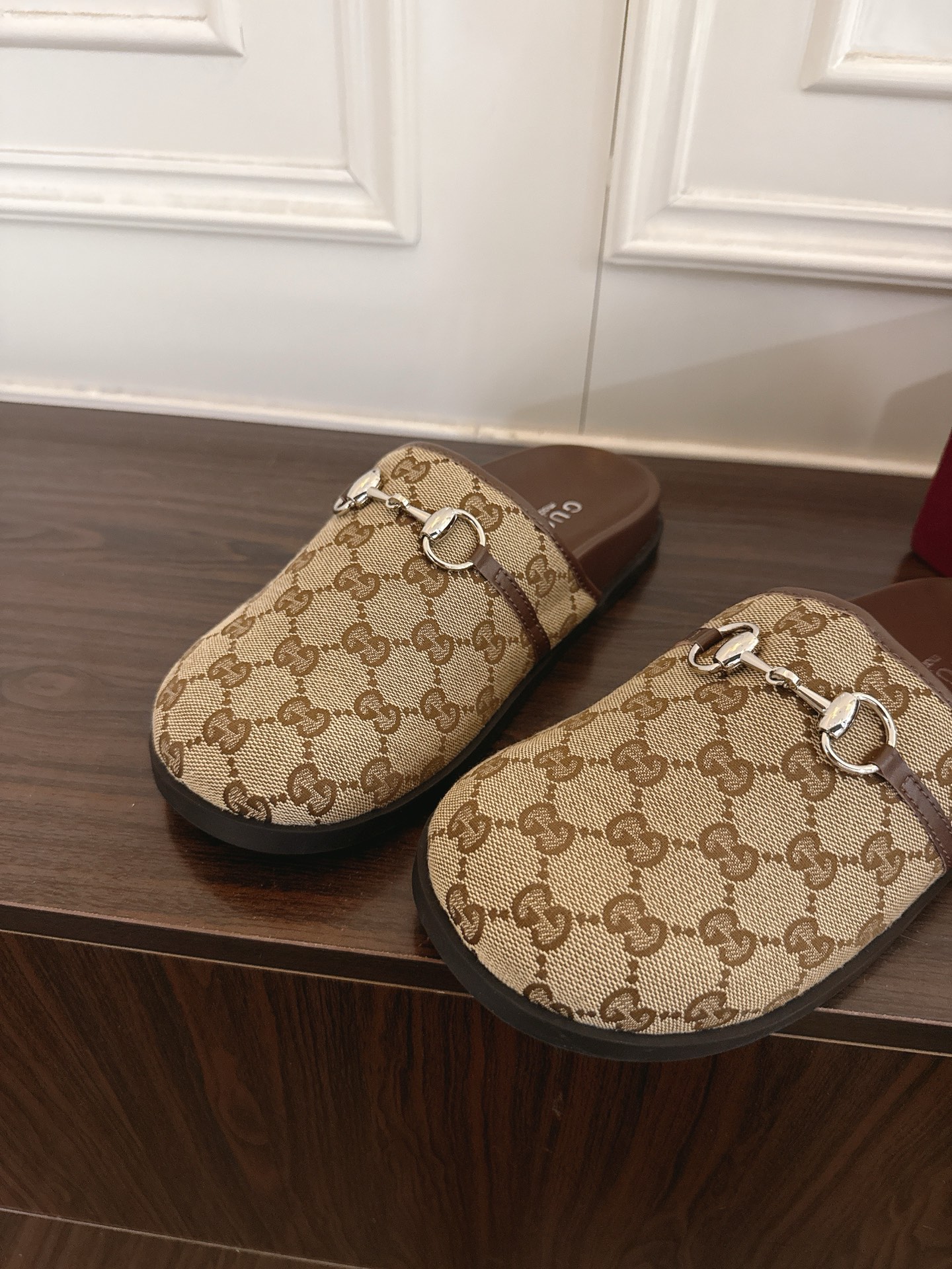 Gucci 古驰饰马衔扣一字带印花穆勒鞋包头拖鞋