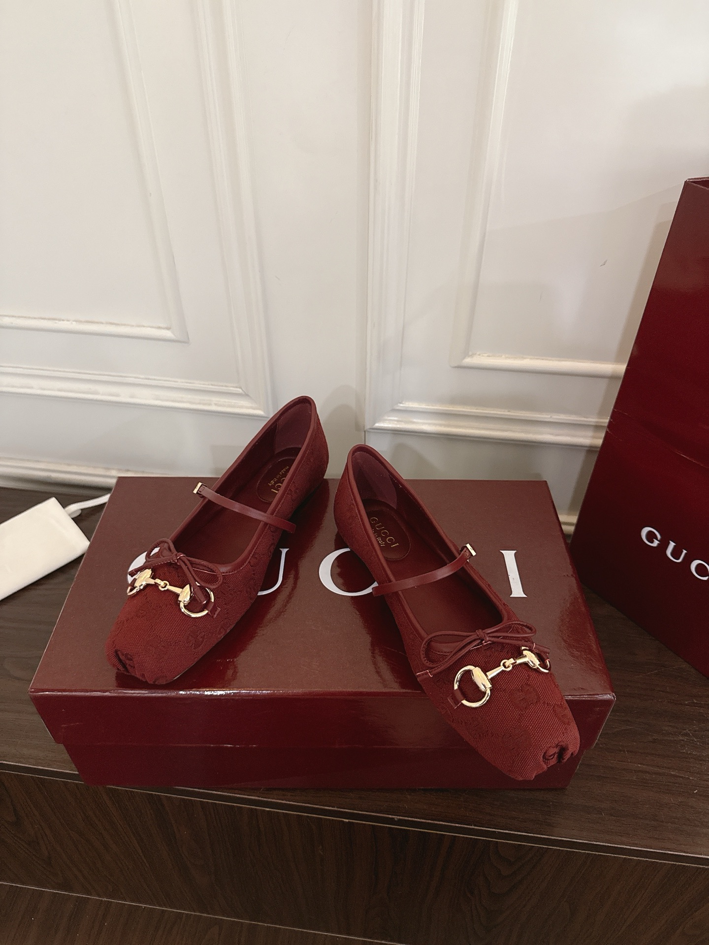 Gucci Horsebit系列女士芭蕾平底鞋‼ 这款标志性的马衔扣芭蕾平底鞋选用方形鞋头设计