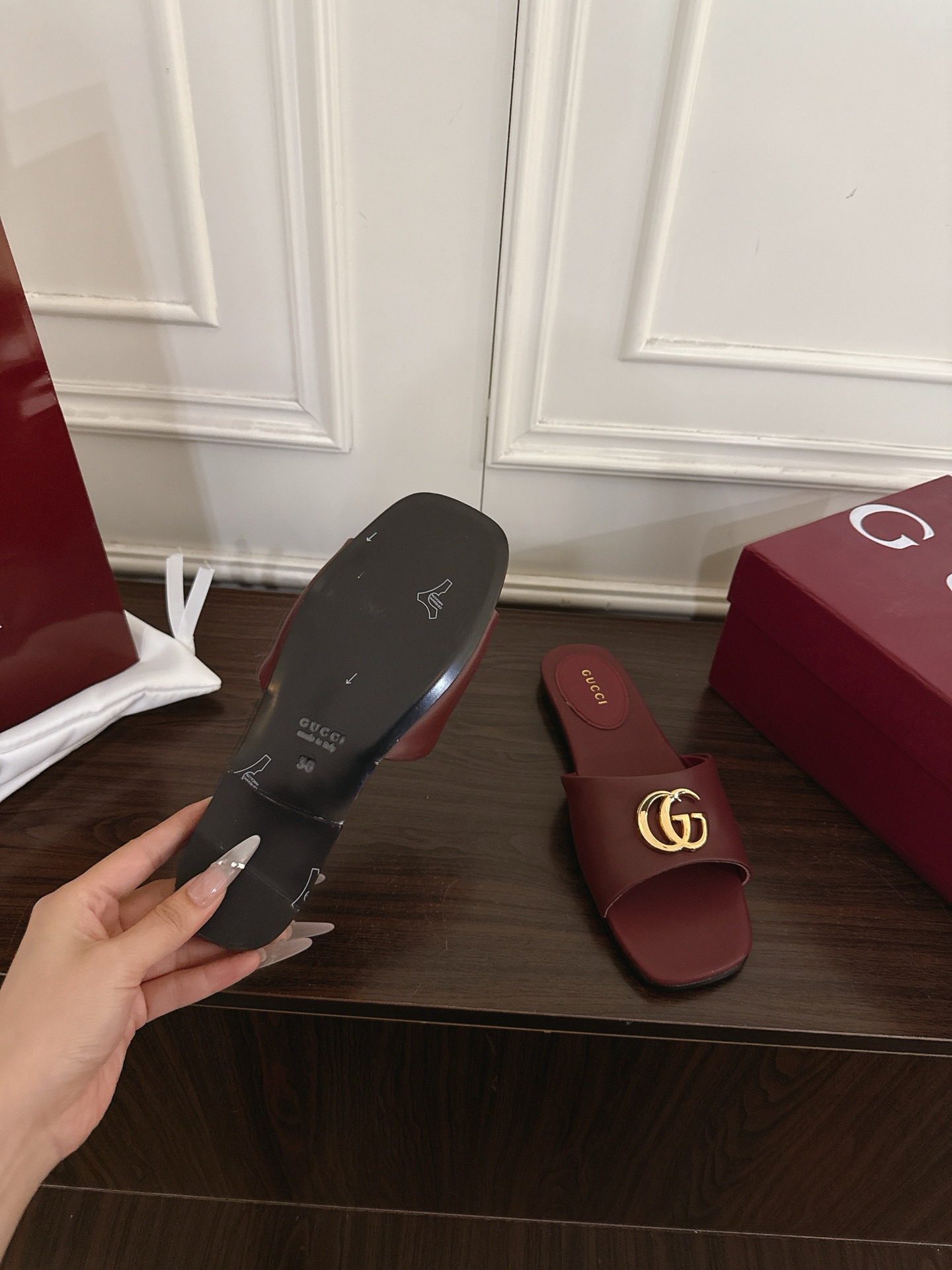 Gucci夏季新款女士双G拖鞋 Generation Gucci古驰世代系列深入探索品牌的典藏元素,将不同世代的设计融合为统一的美学叙事 9