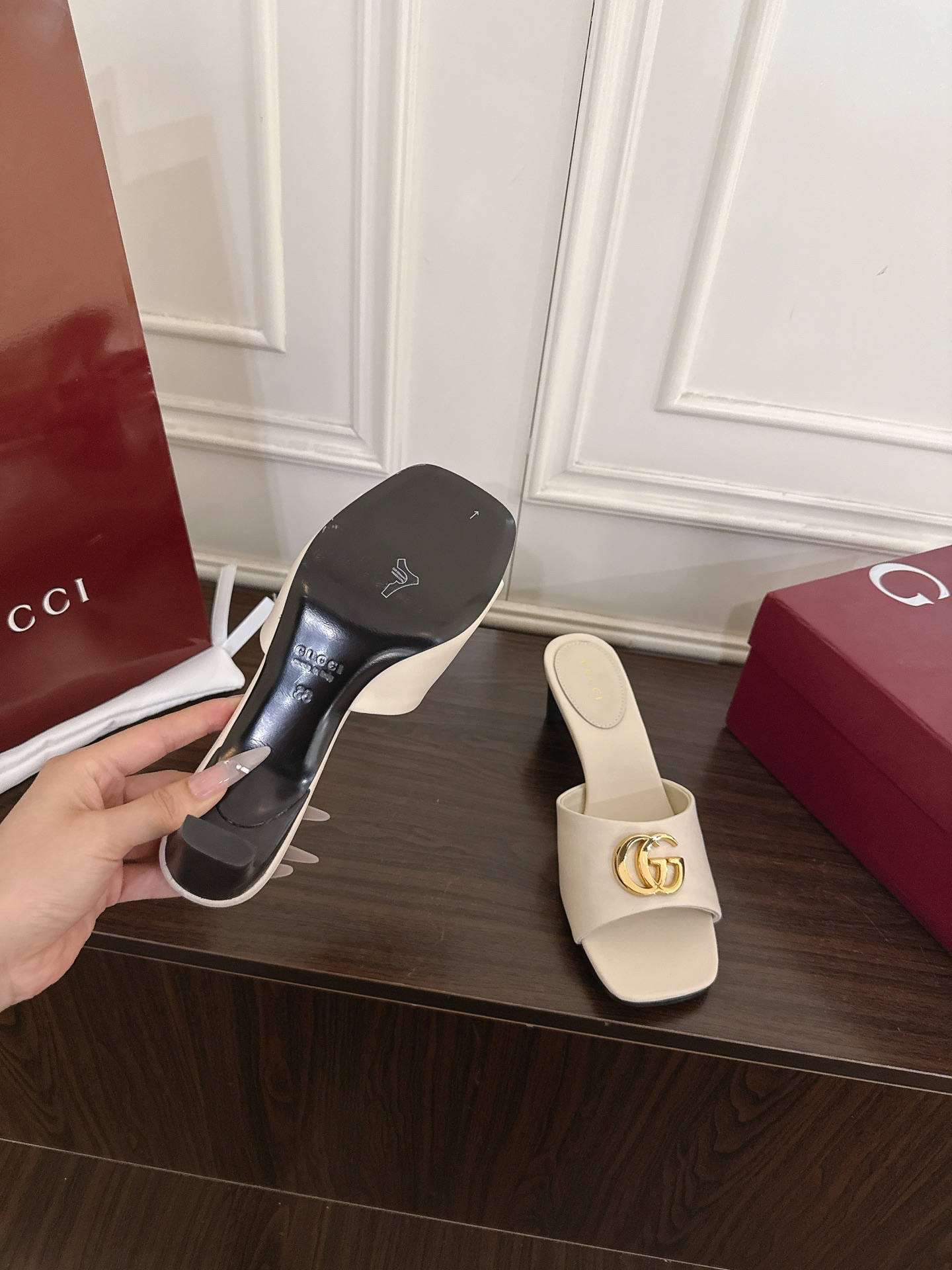 Gucci夏季新款女士双G拖鞋 Generation Gucci古驰世代系列深入探索品牌的典藏元素,将不同世代的设计融合为统一的美学叙事 9