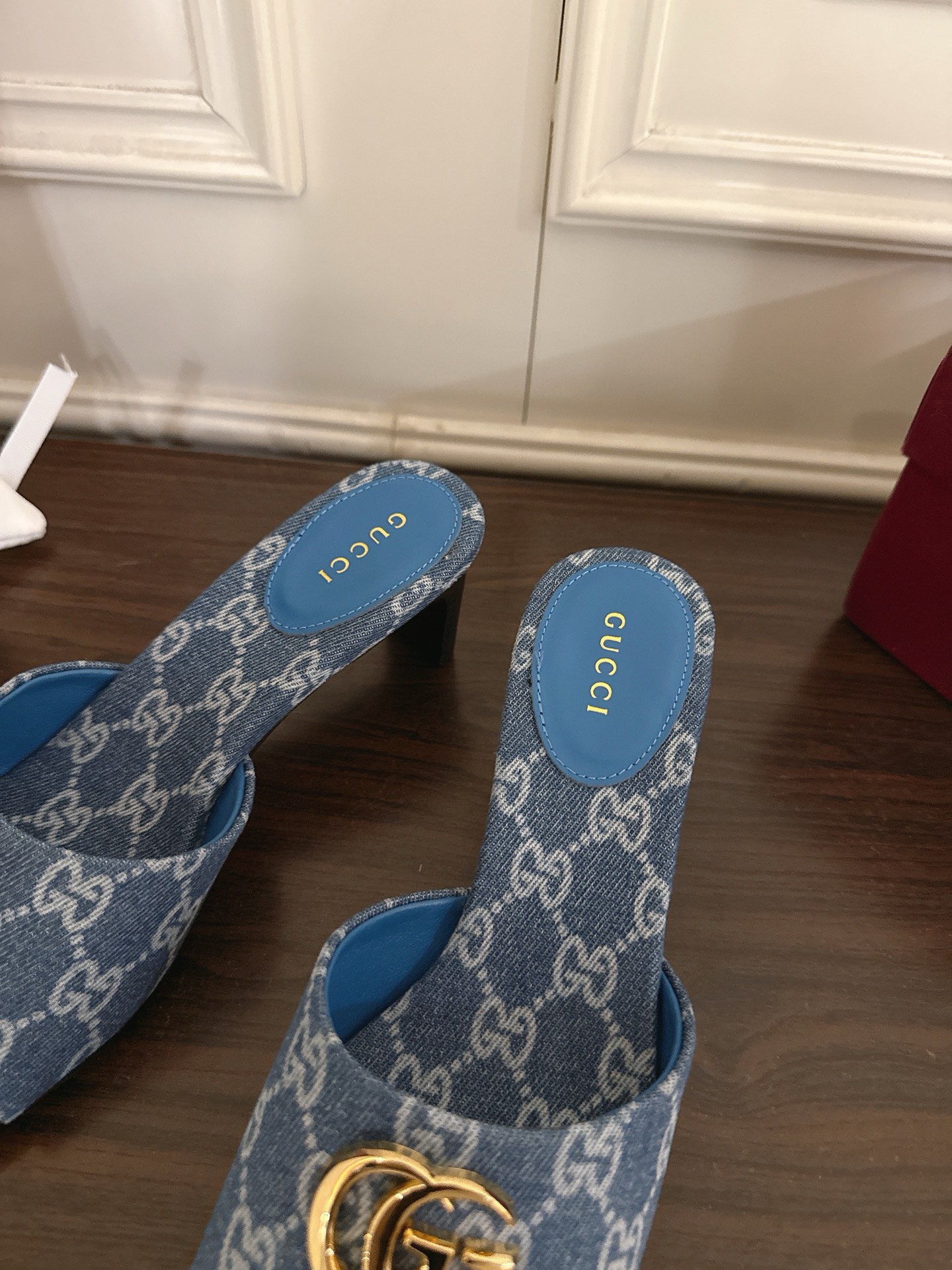 Gucci夏季新款女士双G拖鞋 Generation Gucci古驰世代系列深入探索品牌的典藏元素,将不同世代的设计融合为统一的美学叙事 7