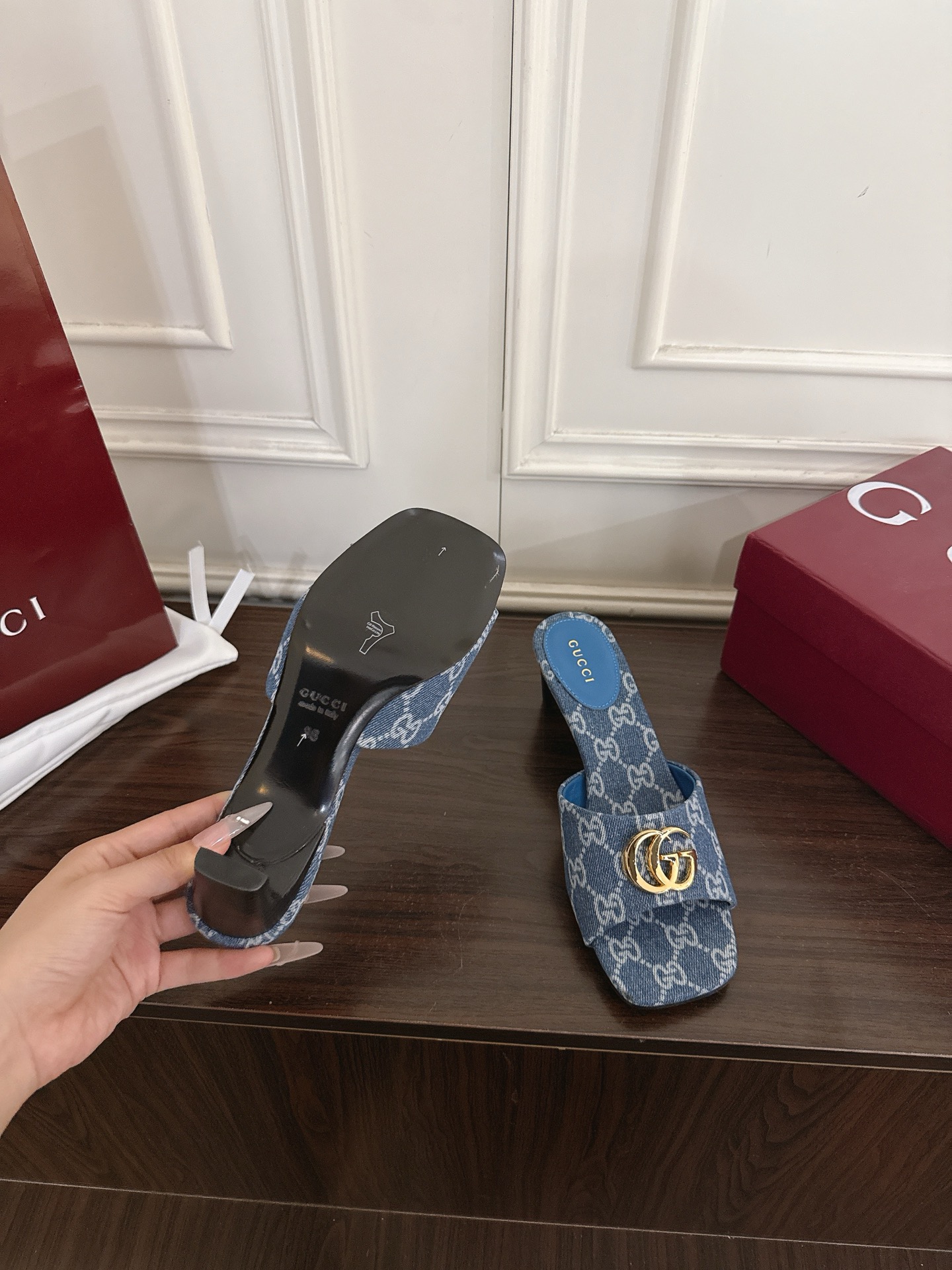Gucci夏季新款女士双G拖鞋 Generation Gucci古驰世代系列深入探索品牌的典藏元素,将不同世代的设计融合为统一的美学叙事 9