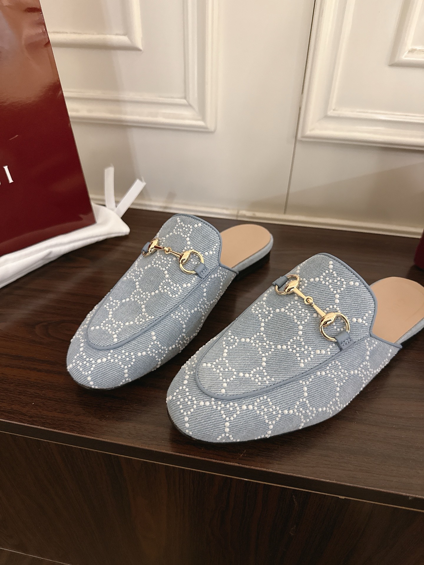 Gucci Princetown系列拖鞋采用品牌 的皮革面料，配以标志性的金色调马衔扣，呈现震撼效果