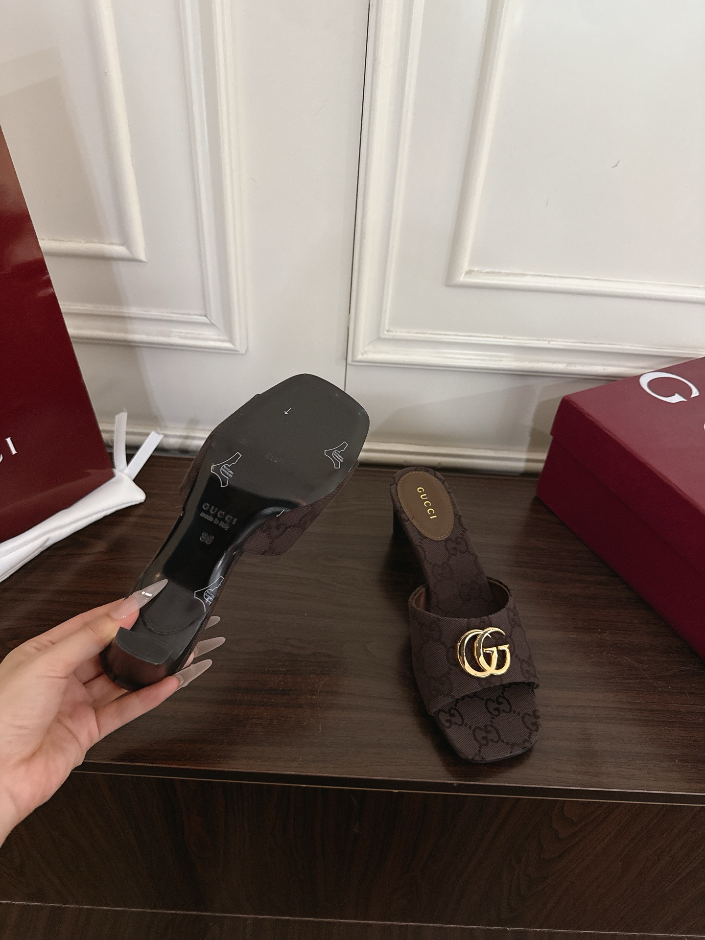 Gucci夏季新款女士双G拖鞋 Generation Gucci古驰世代系列深入探索品牌的典藏元素,将不同世代的设计融合为统一的美学叙事 9